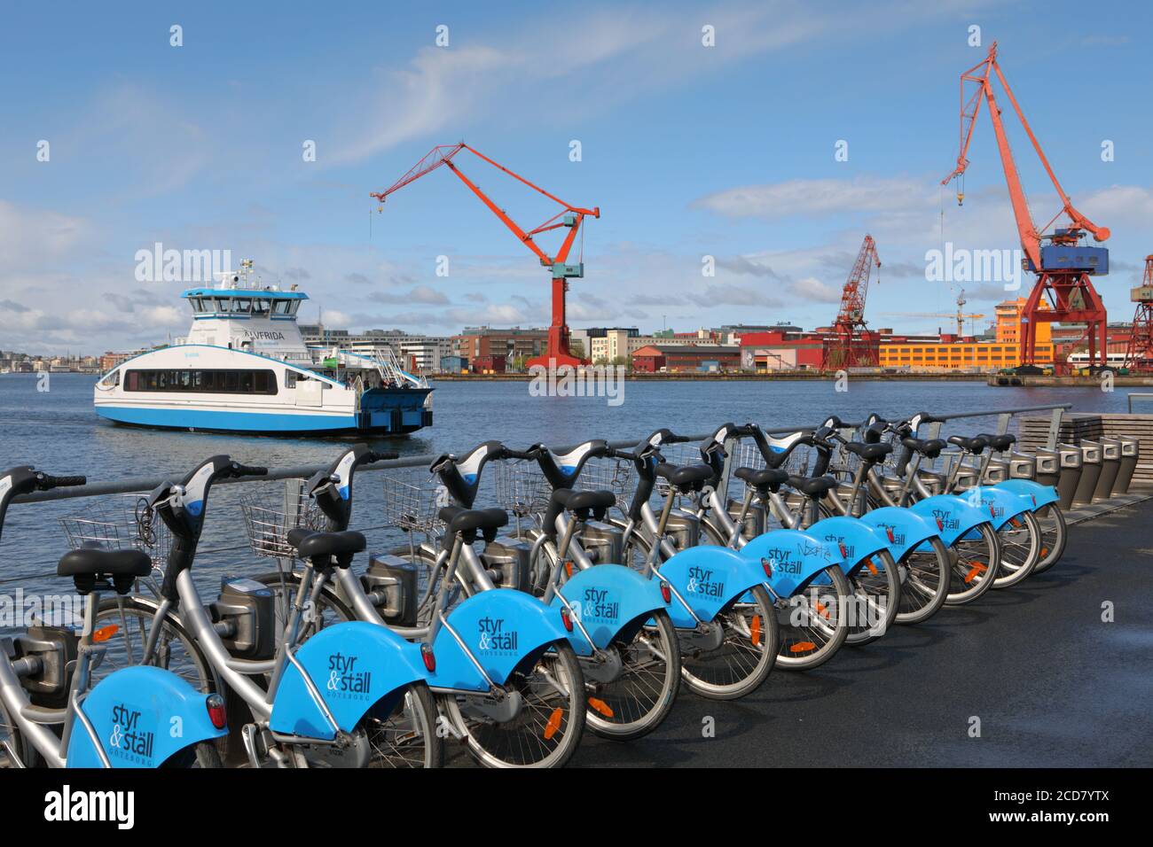 Stadtverkehr von Göteborg, Schweden: Fahrräder zur Miete am Fährhafen gegen ausgehende Fähre Stockfoto