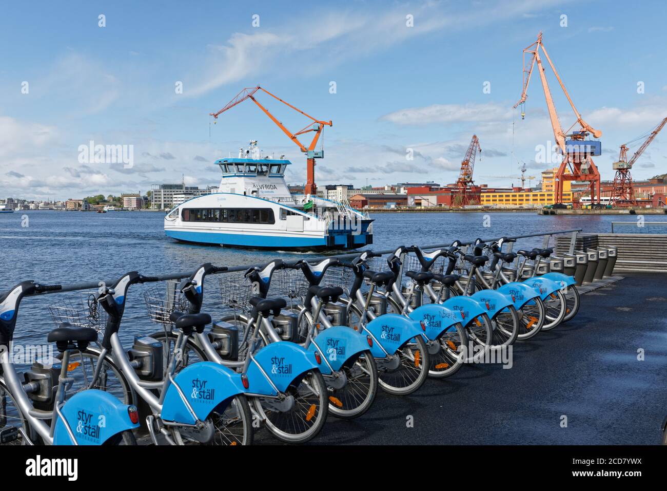 Stadtverkehr von Göteborg, Schweden: Fahrräder zur Miete am Fährhafen gegen ausgehende Fähre Stockfoto