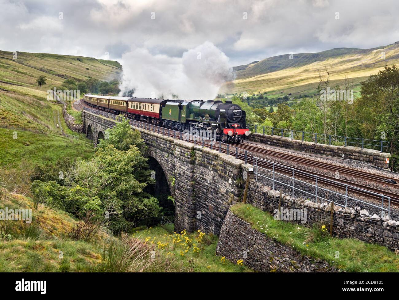 Die Dampflokomotive 'Royal Scot' fährt den 'Fellsman' Zug auf der Settle-Carlisle Eisenbahnlinie am AIS Gill Viadukt, Kirkby Stephen, Cumbria. Stockfoto