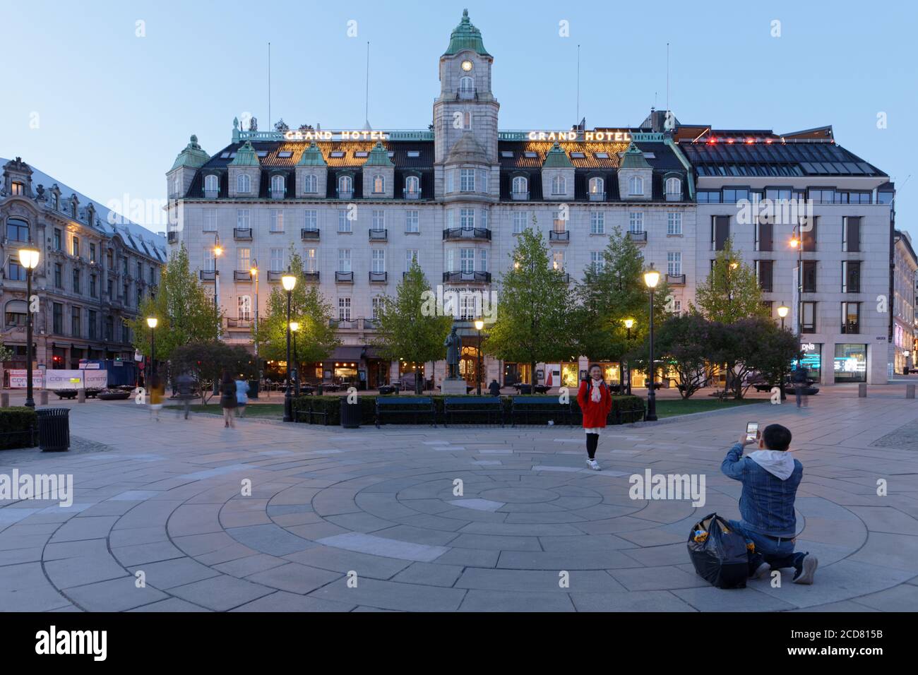 Die Leute machen Fotos gegen das Grand Hotel in Oslo, Norwegen. Das Hotel wurde 1874 eröffnet Stockfoto