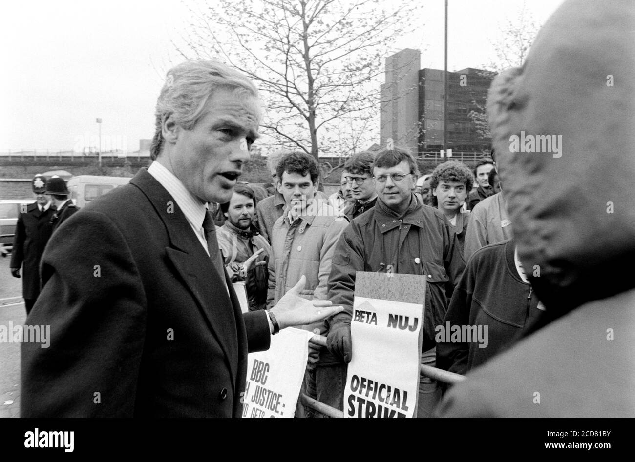 BBC Strike und NUJ und BETA-Streikposten im BBC Television Center, Wood Lane, Shepherd’s Bush. London. 24. April 1989. Foto: Neil Turner Stockfoto