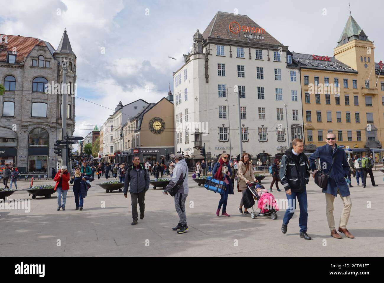 Menschen auf dem Platz vor dem Hauptbahnhof von Oslo, Norwegen Stockfoto