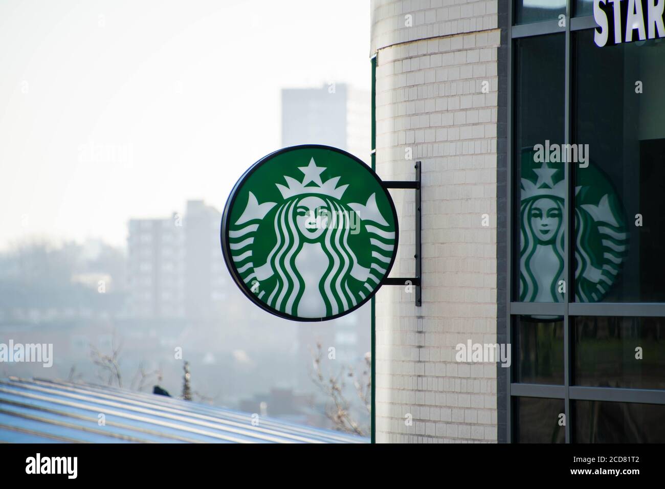 Starbucks Kaffee-Schild in Birmingham isoliert vor einer Stadtlandschaft Stockfoto