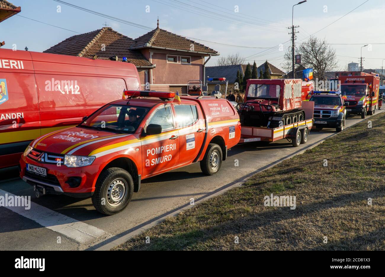 Alba Iulia, Rumänien - 01.12.2018: Rettungswagen und Feuerwehrleute und Fahrzeuge Stockfoto