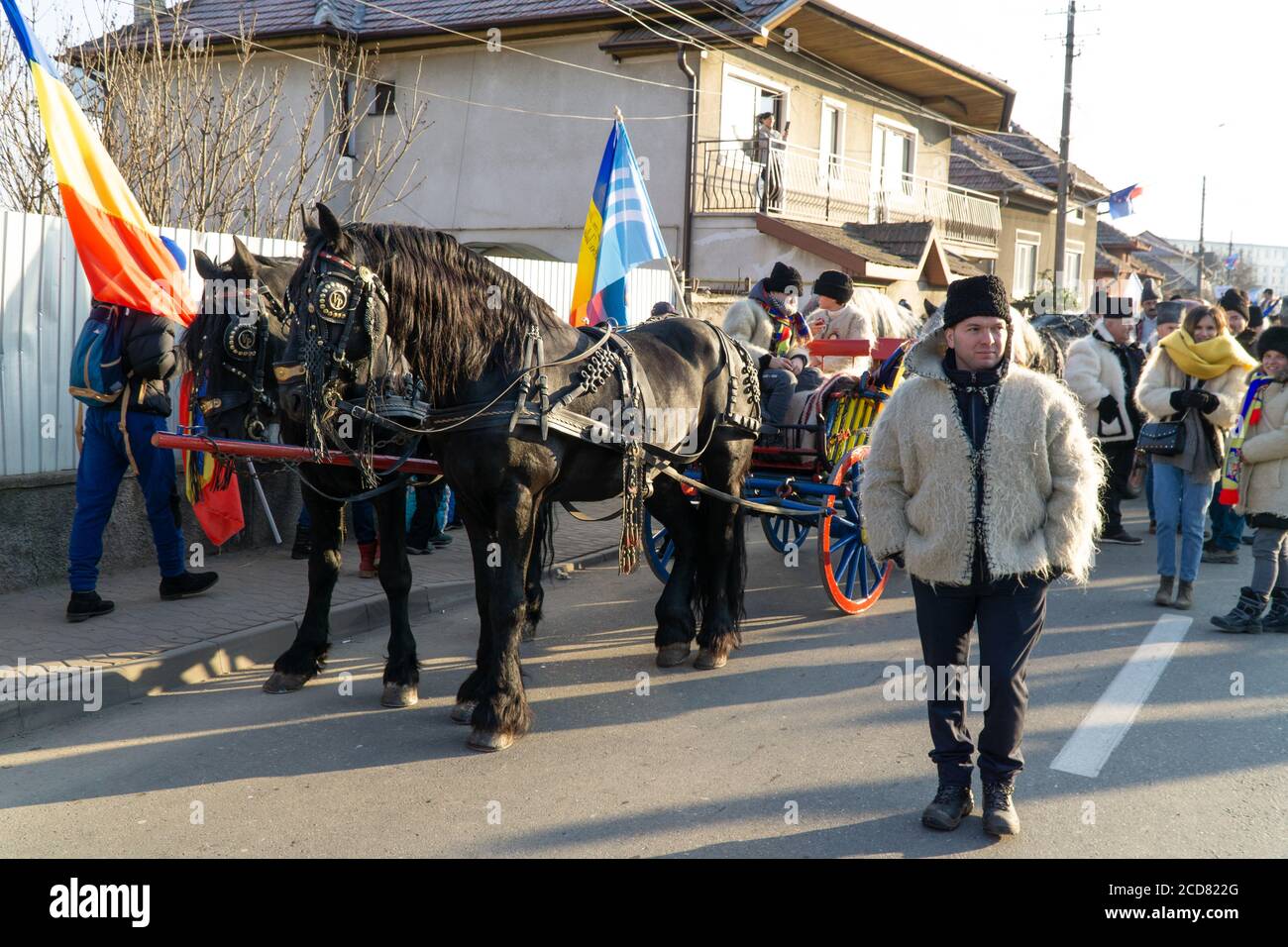 Alba Iulia, Rumänien - 01.12.2018: Mann in traditioneller Kleidung neben seinen schönen schwarzen Pferden Stockfoto