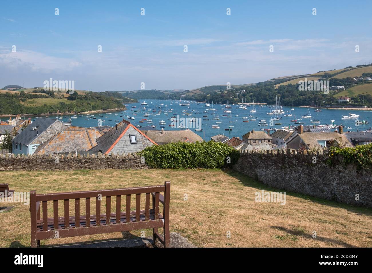 Blick über die Dächer in Richtung Salcombe Mündung in Salcombe, Devon, Großbritannien Stockfoto