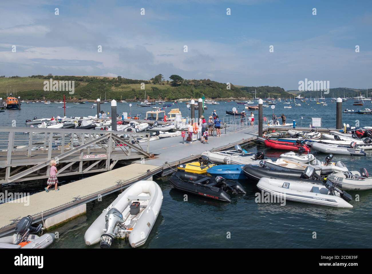 Urlauber und Besucher genießen die Sommersonne in Whitestrand in Salcombe, South Hams, Devon, UK Stockfoto