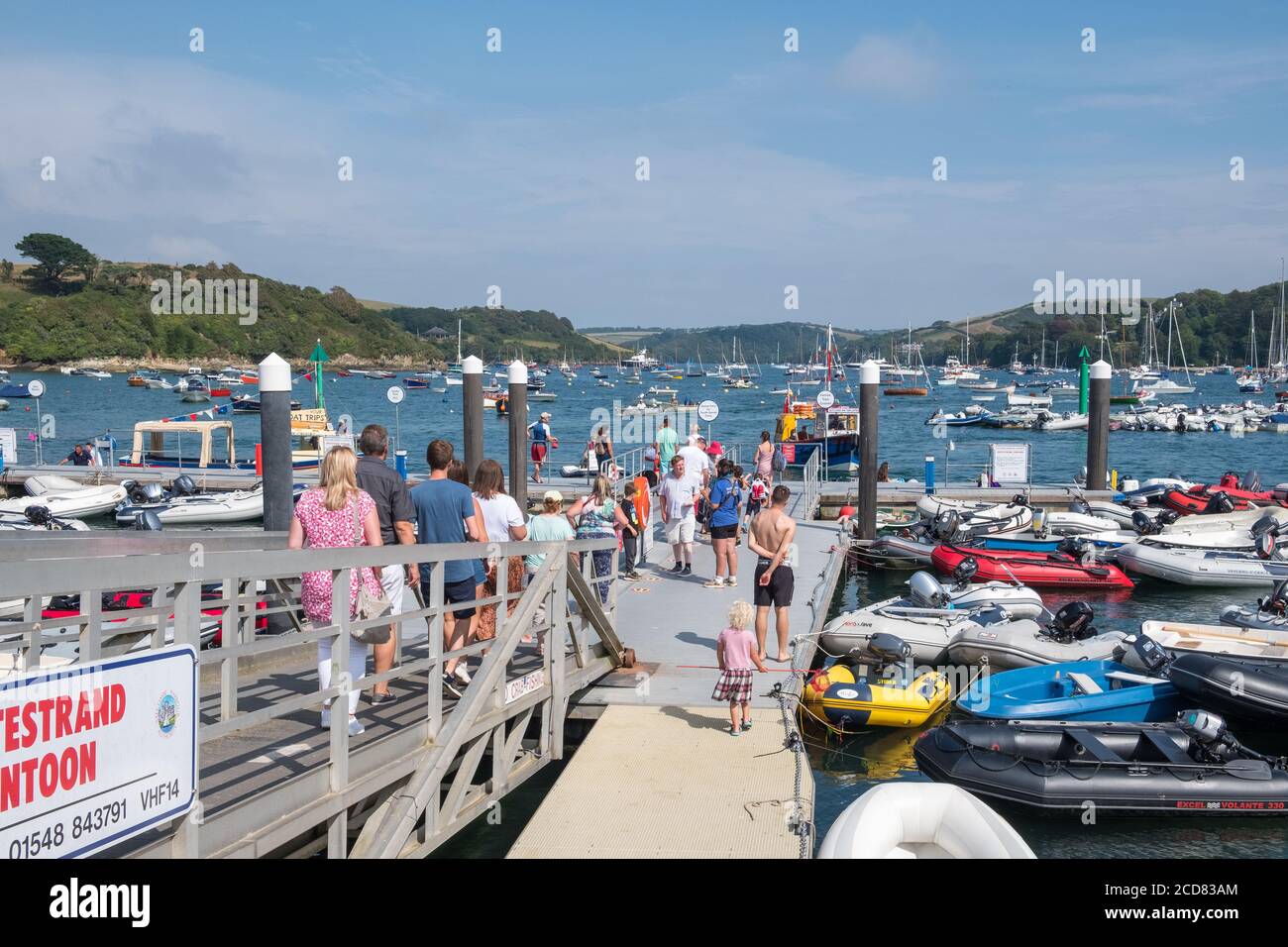 Urlauber und Besucher genießen die Sommersonne in Whitestrand in Salcombe, South Hams, Devon, UK Stockfoto