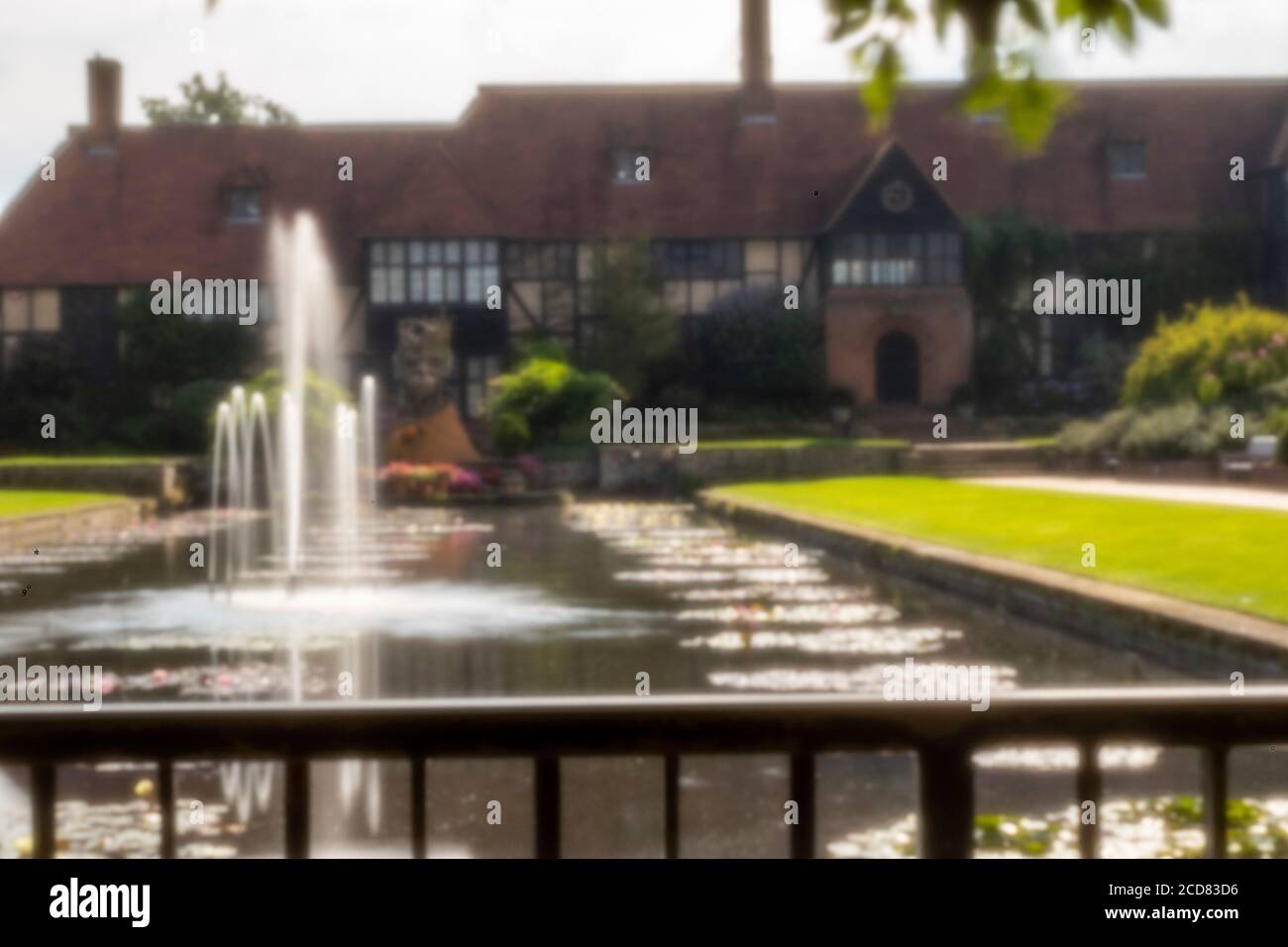 Lochblende Darstellung des Brunnens im Wisley Garten Stockfoto
