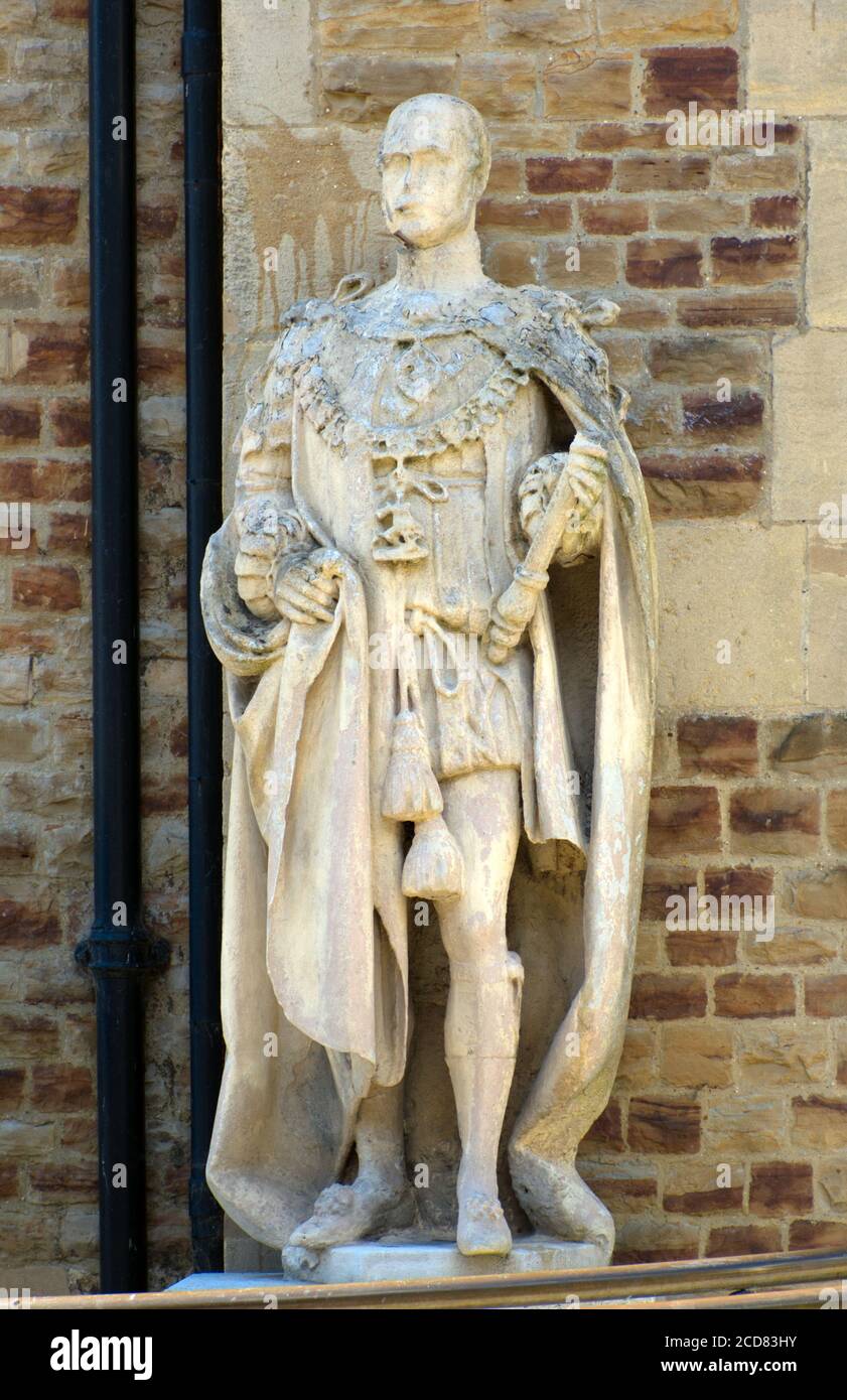 Eine Statue des Prinzen Albert orgionally von der Hasting Price Albert Mermorial Uhr, errichtet 1862, currectly lokalisiert außerhalb des Rathauses von Hastings. Stockfoto