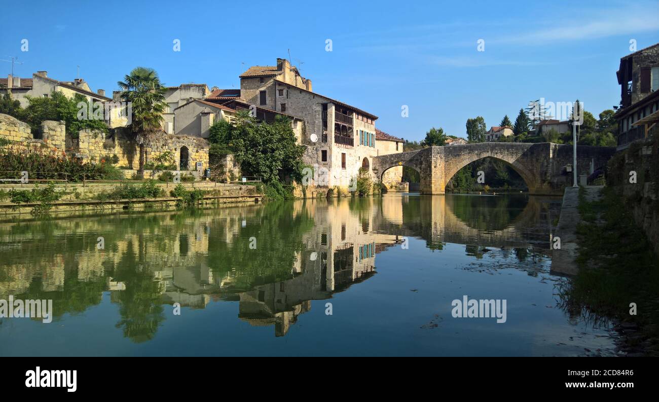Ein ruhiger Sommertag in der traditionellen französischen Stadt Nérac, der sich in den ruhigen Gewässern des Flusses Baise widerspiegelt Stockfoto