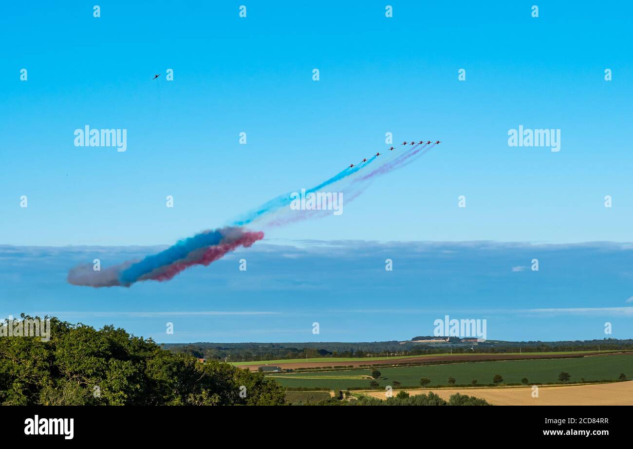 Das Royal Air Force RAF Aeronautics Display Team oder Red Arrows fliegen an einem sonnigen Sommertag über East Lothian mit klarem blauen Himmel, Schottland, Großbritannien Stockfoto