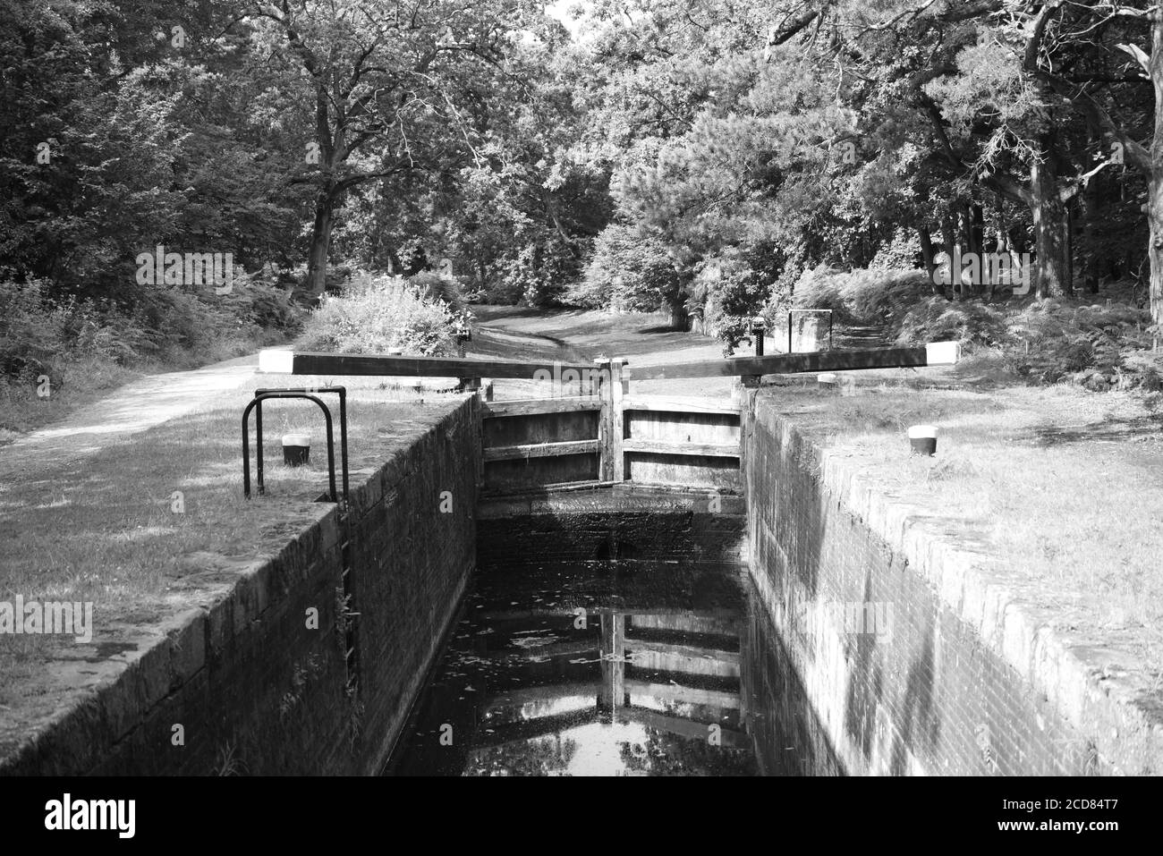 Nicht viel Wasser in diesem Schwarz-Weiß-Foto aufgenommen An einer Schleuse am Basingstoke Kanal wegen einer Fehlende Niederschläge während des Sommers Stockfoto