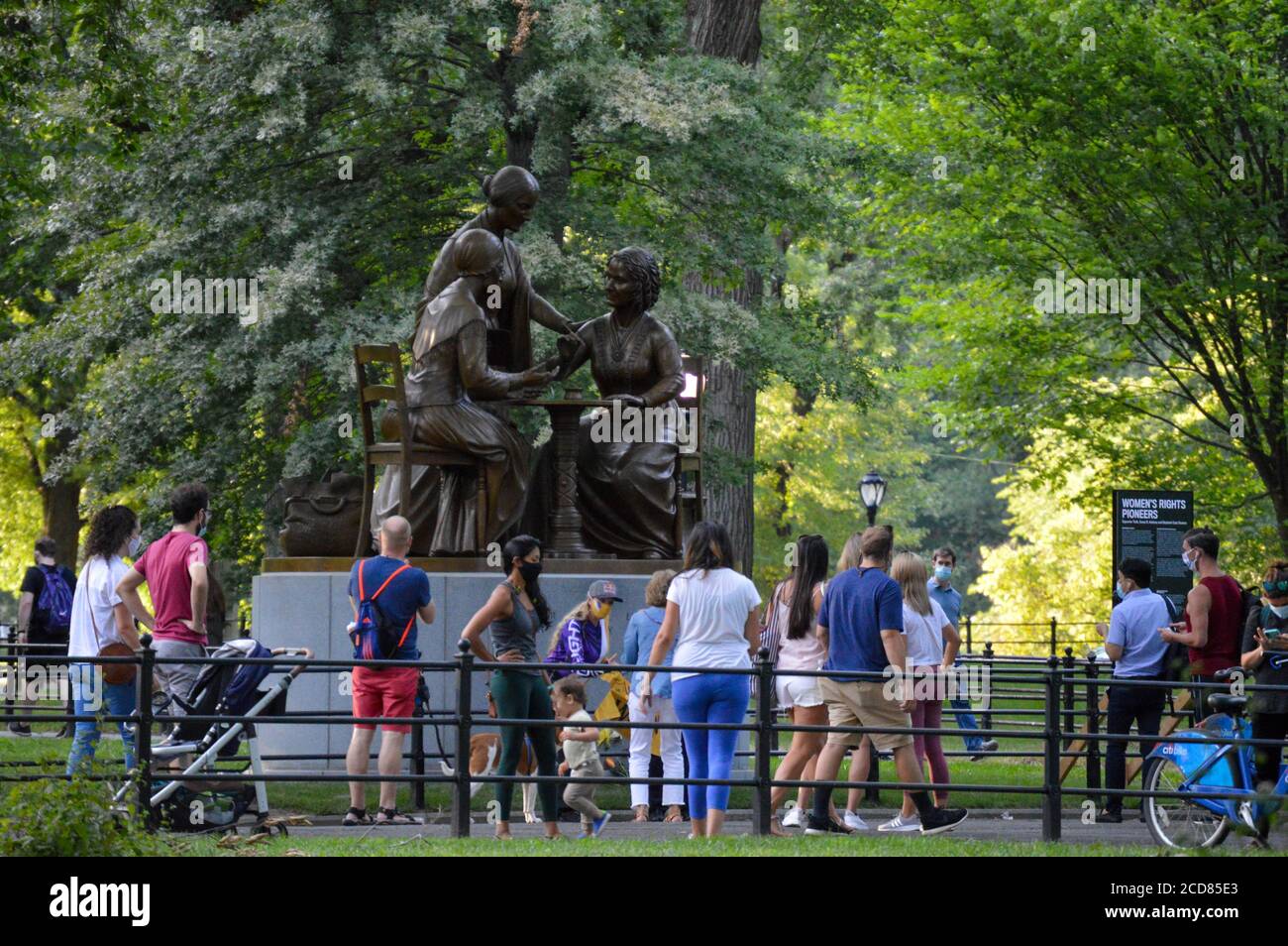 Statue der Frauenrechtspioniere (Sojourner Truth, Elizabeth Cady Stanton und Susan B. Anthony) enthüllt im Central Park am Tag der Frauengleichheit. Stockfoto