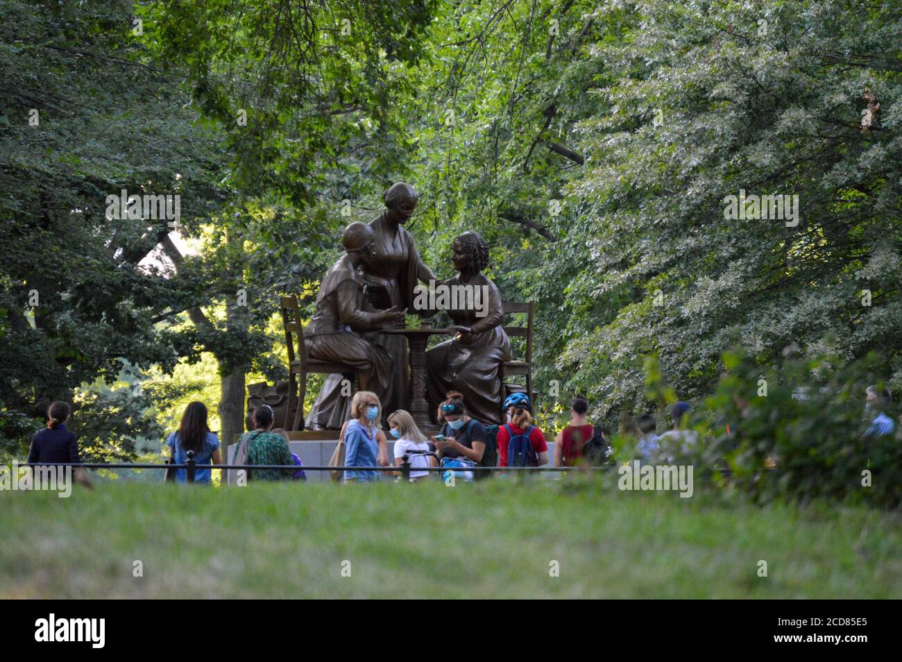 Statue der Frauenrechtspioniere (Sojourner Truth, Elizabeth Cady Stanton und Susan B. Anthony) enthüllt im Central Park am Tag der Frauengleichheit. Stockfoto