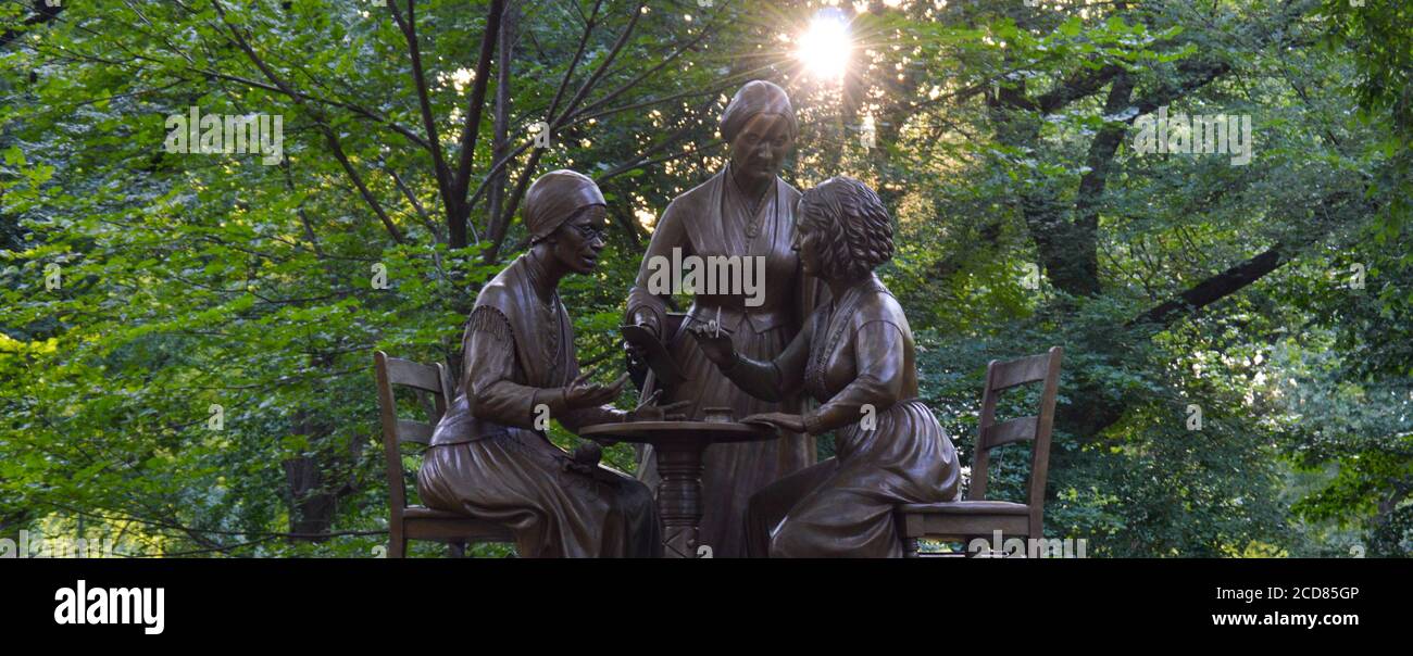 Statue der Frauenrechtspioniere (Sojourner Truth, Elizabeth Cady Stanton und Susan B. Anthony) enthüllt im Central Park am Tag der Frauengleichheit. Stockfoto