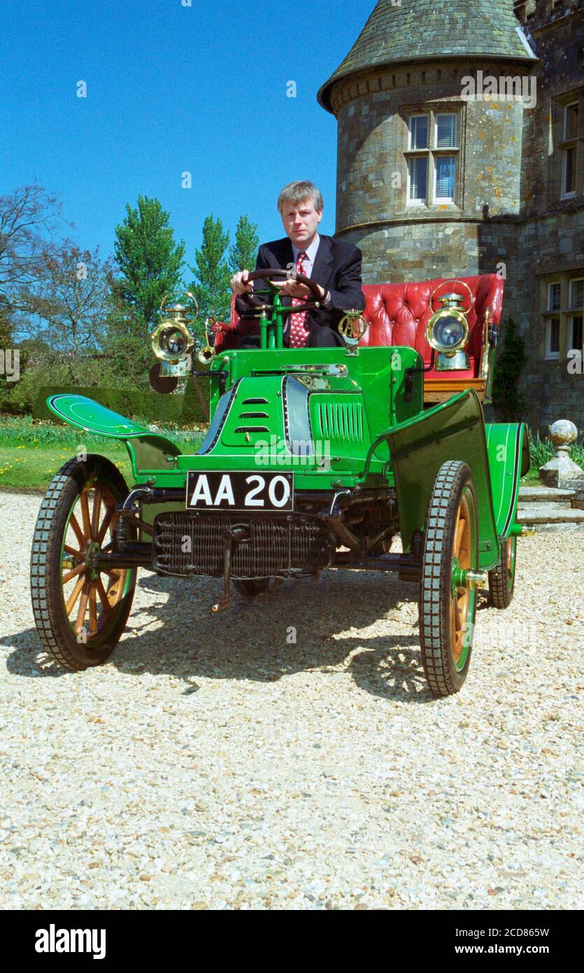 Ralph Douglas-Scott-Montagu, 4. Baron Montagu of Beaulieu (2015) in einem 1903 De Dion Bouton 6PS Motorwagen, im Palace House Beaulieu im Jahr 2001. Stockfoto