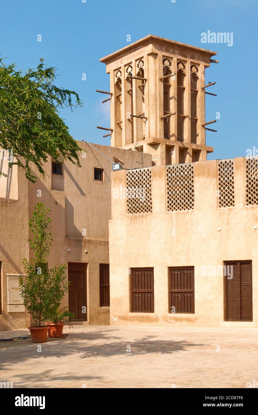 Gebäude mit Windfang im Al Fahidi Viertel in Old Dubai, Vereinigte Arabische Emirate (VAE). Windturm ist ein traditionelles architektonisches Element verwendet, um zu kre Stockfoto
