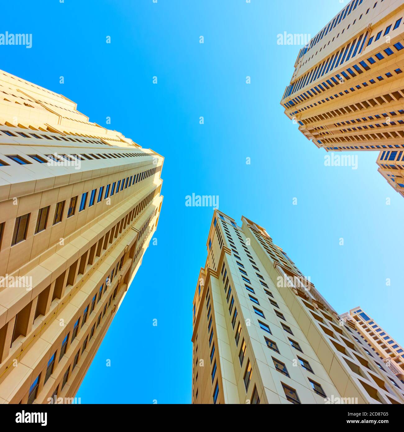 Mehrstöckige Wohngebäude am blauen Himmel, Dubai, VAE. Stockfoto