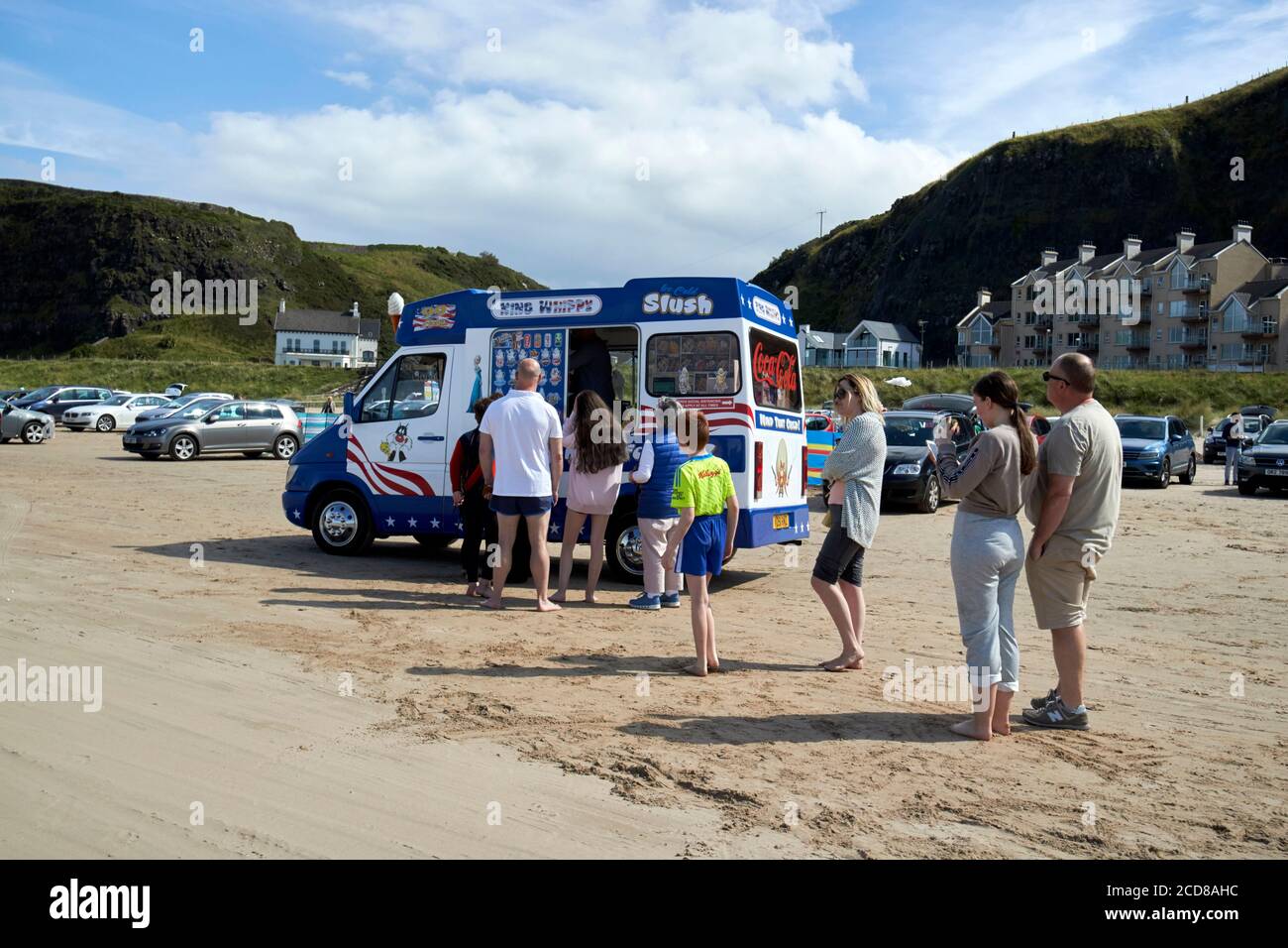 Die Leute, die in einem Eiswagen auf dem Berg Schlange standen, um Eis zu bekommen benone Strand im Sommer Grafschaft londonderry Nordirland Stockfoto