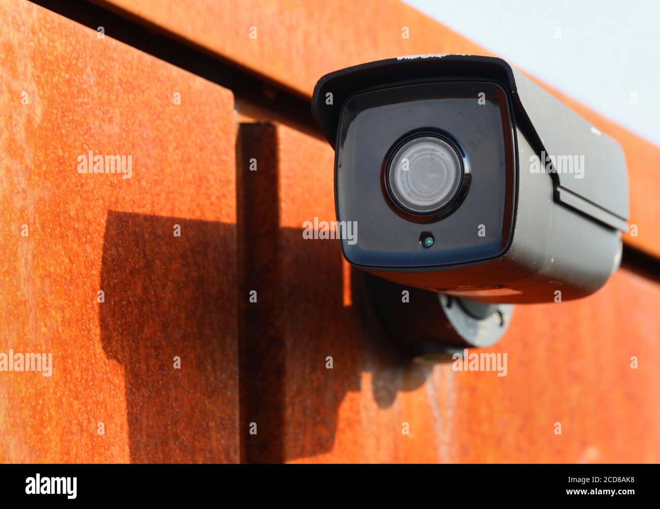 Krakau. Krakau. Polen. An der Wand des Gebäudes montierte CCTV-Kamera. Stockfoto