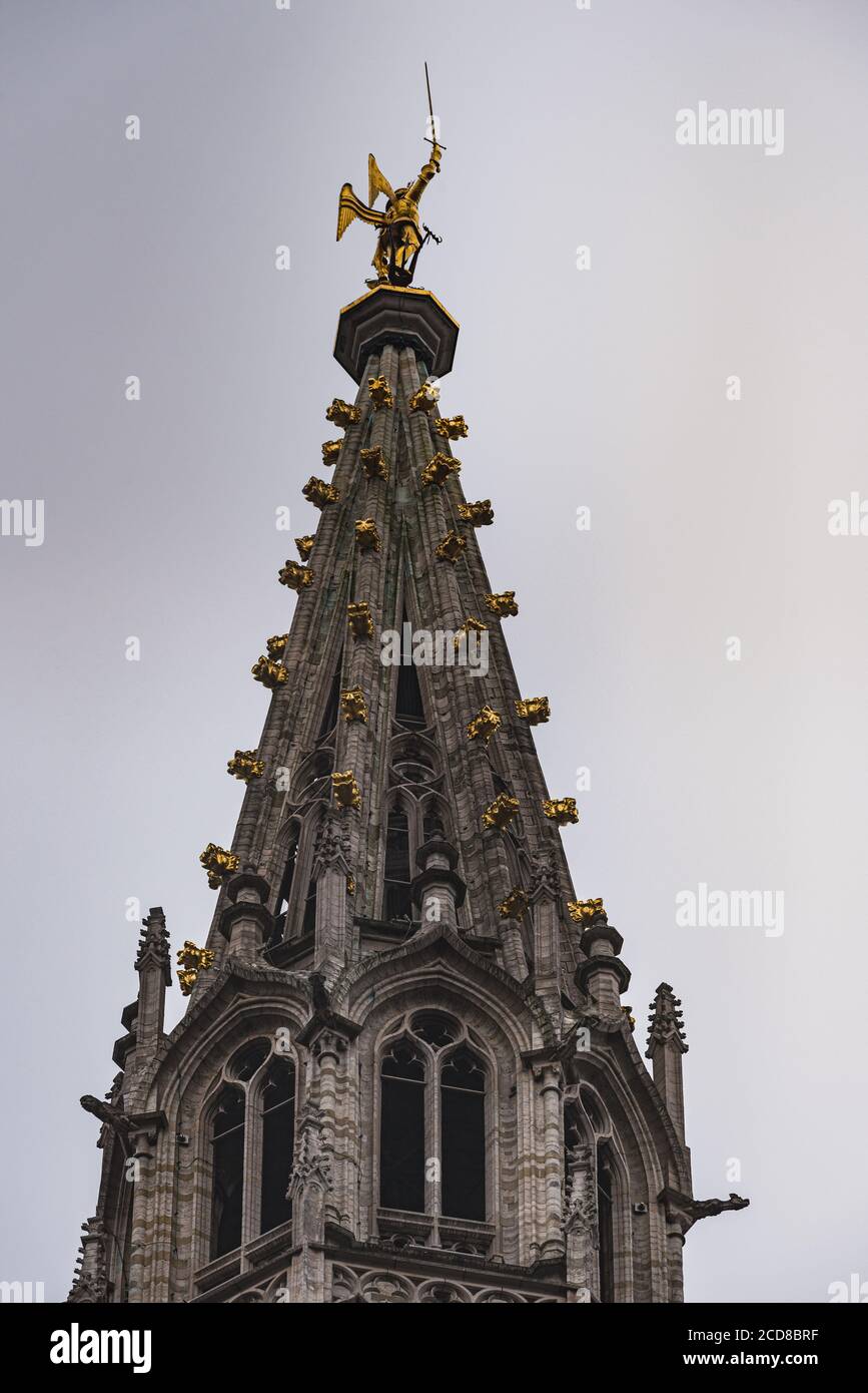 Brüsseler Rathaus Spitzes Dach mit der Statue des Erzengels Michael, Patron von Brüssel, die einen Drachen auf dem Turm zu töten vermittelt mythologische Konzept Stockfoto