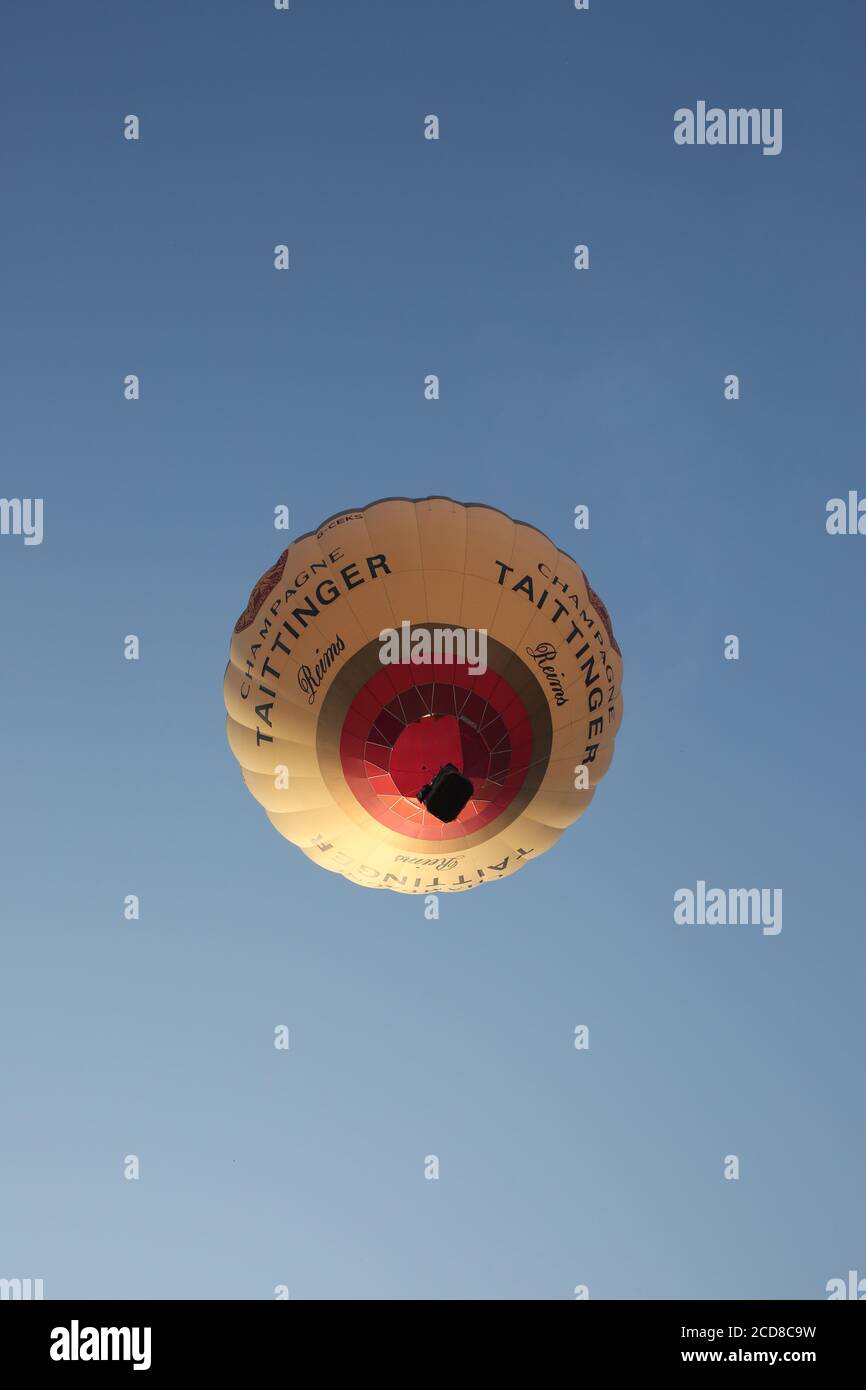 Hot Air Balloon Takes Off Stockfotos Und Bilder Kaufen Seite 2 Alamy nachtglühen kalender 2021