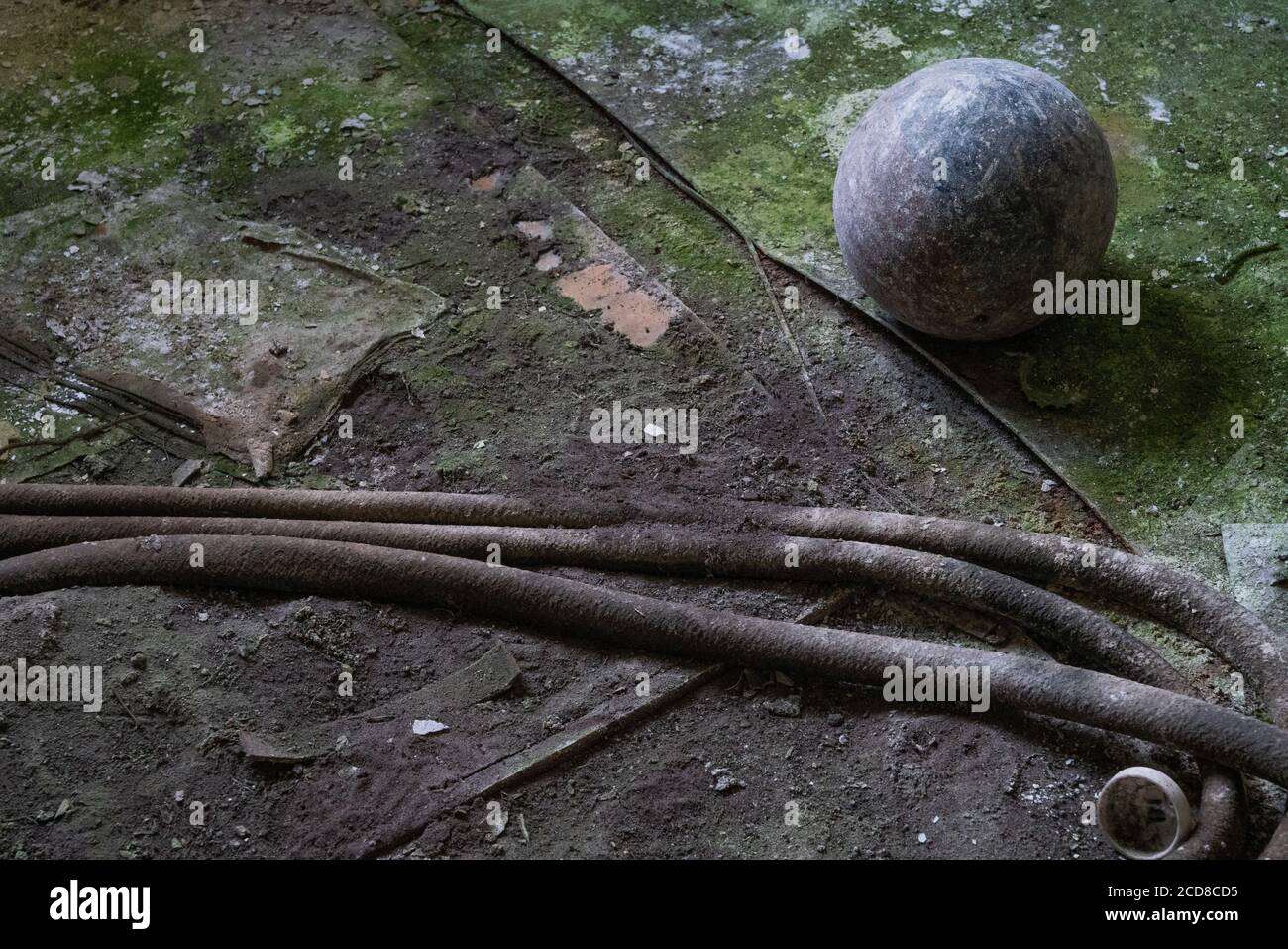 Ein entflackter Fußball auf einem verfaulten Boden in der Schule Nr. 5 in der Stadt Pripyat, Tschernobyl-Sperrzone 2020 Stockfoto