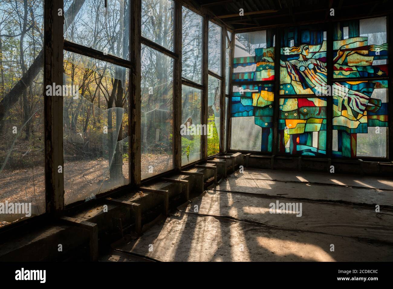 Restauranthalle mit einem Fragment von farbigen hellen Buntglasfenstern in Pripyat, Tschernobyl, Ukraine Stockfoto