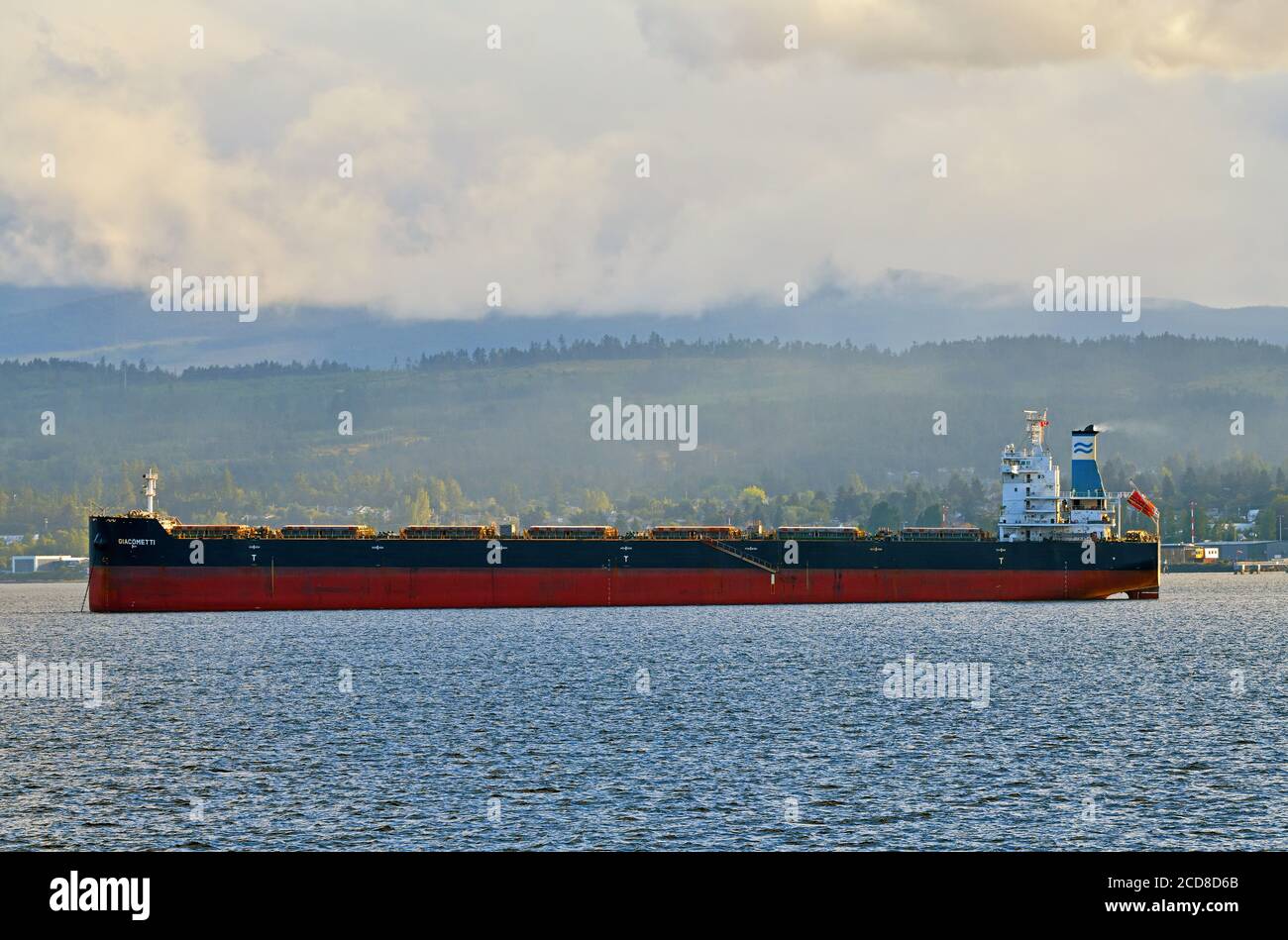 Eine horizontale Seitenansicht eines Ozeanlaufschiffs verankert Im Hafen von Nanaimo wartet auf eine Ladung Stockfoto