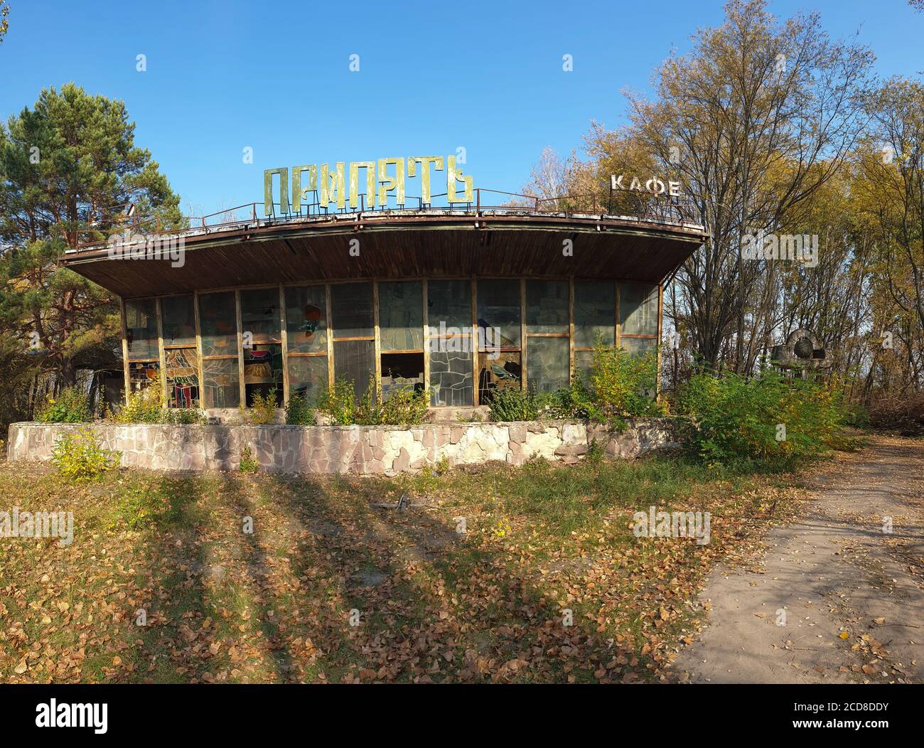 Ein verlassene und rostige Café auf dem Pier von Pripyat, mit Bäumen bewachsen, in der Tschernobyl-Sperrzone, Ukraine Stockfoto