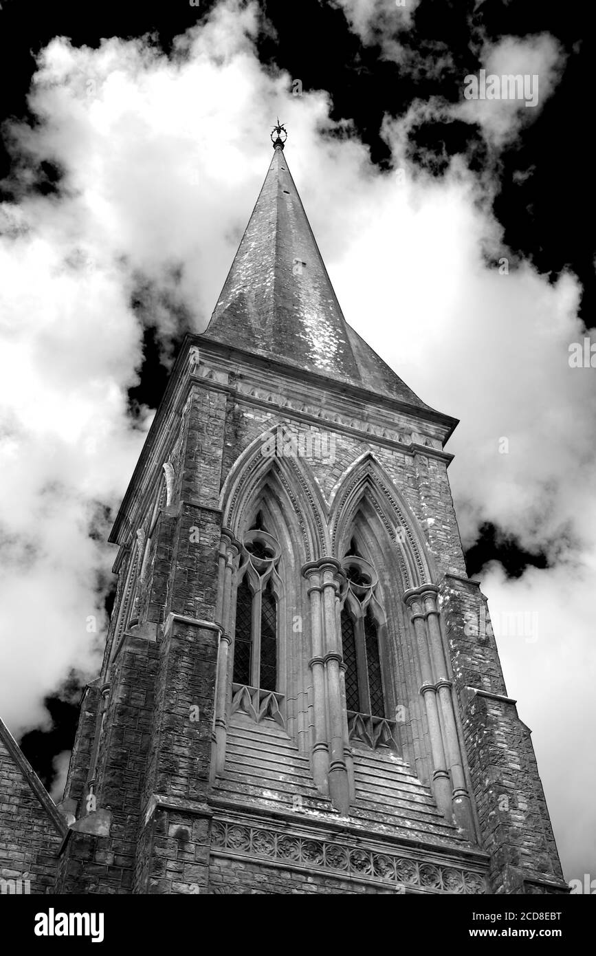 Ein gotischer Kirchturm mit Kirchturm. Stockfoto
