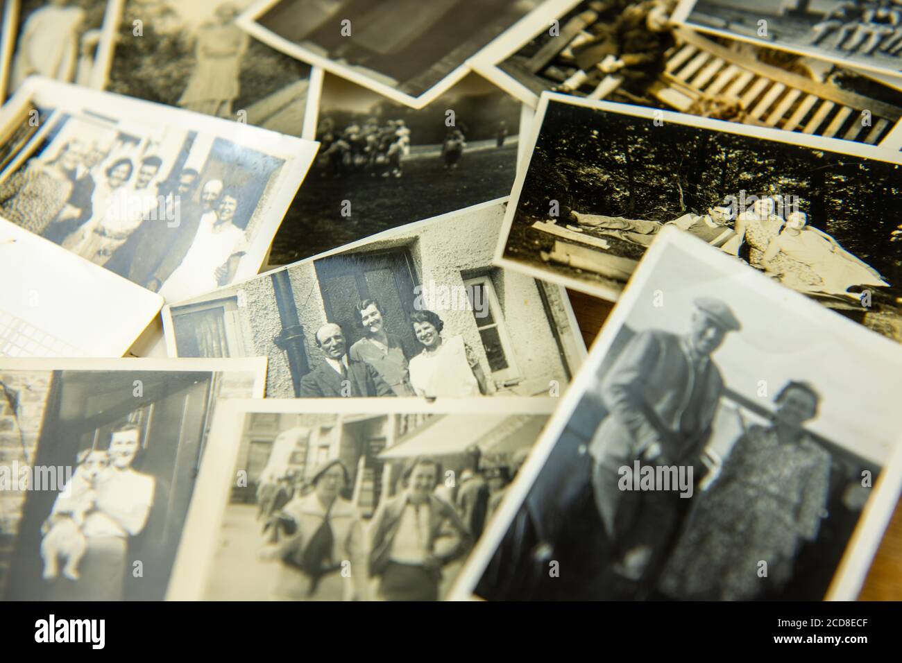 Alte Familie Sepia phots flach auf Tisch gelegt von 20s, 30s, 40s, fshowing Familie Abstammung Stockfoto