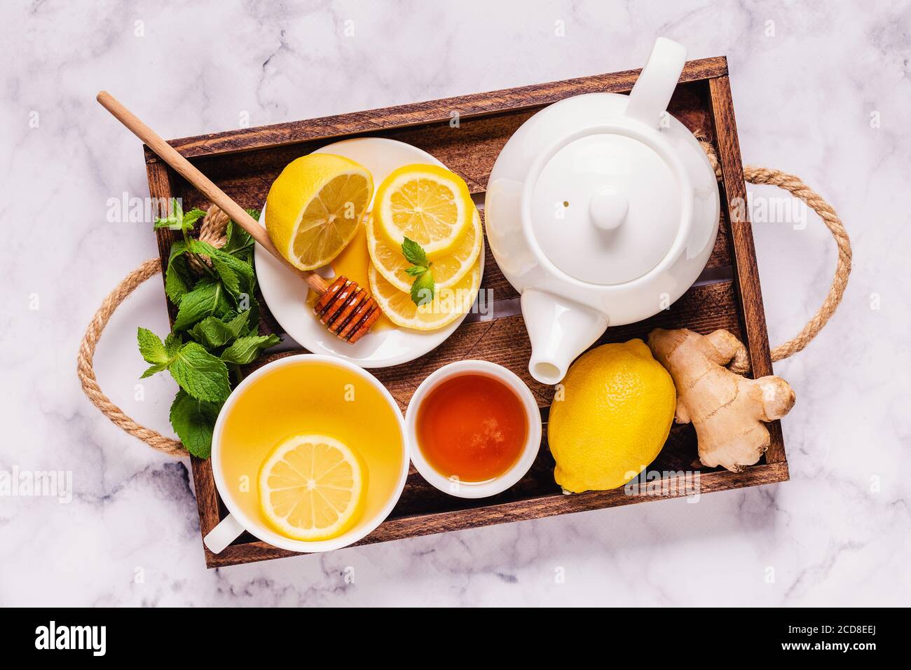 Grüner Tee mit Zitronenhonig, Ingwer und Minze, Immunity Boosting und kalte Heilmittel, Draufsicht. Stockfoto