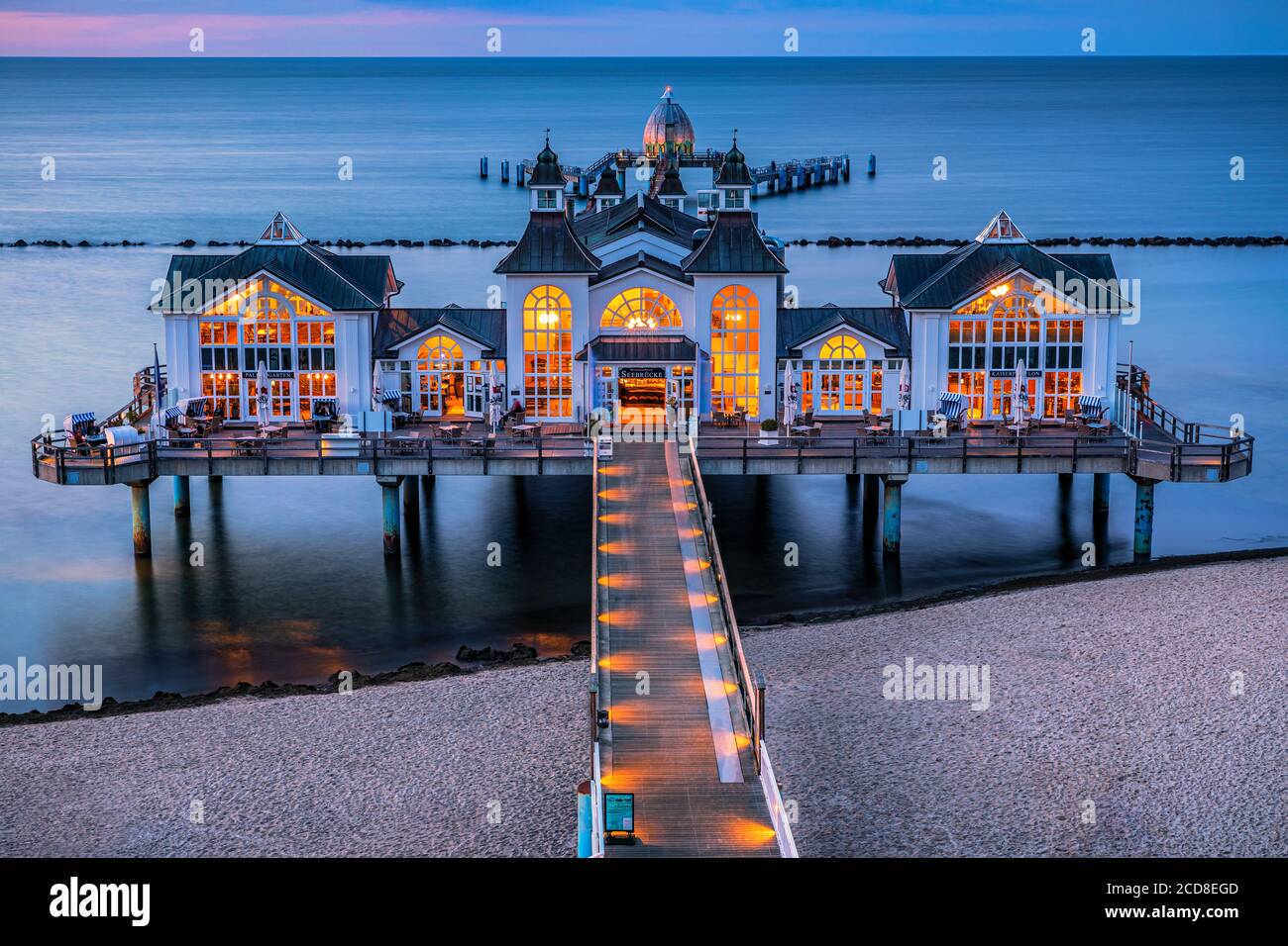 Sellin Pier (deutsch: Seebrücke Sellin) ist eine Seebrücke im Ostseebad Sellin auf der deutschen Insel Rügen. Der Pier hat ein Restaurant in der Nähe Stockfoto