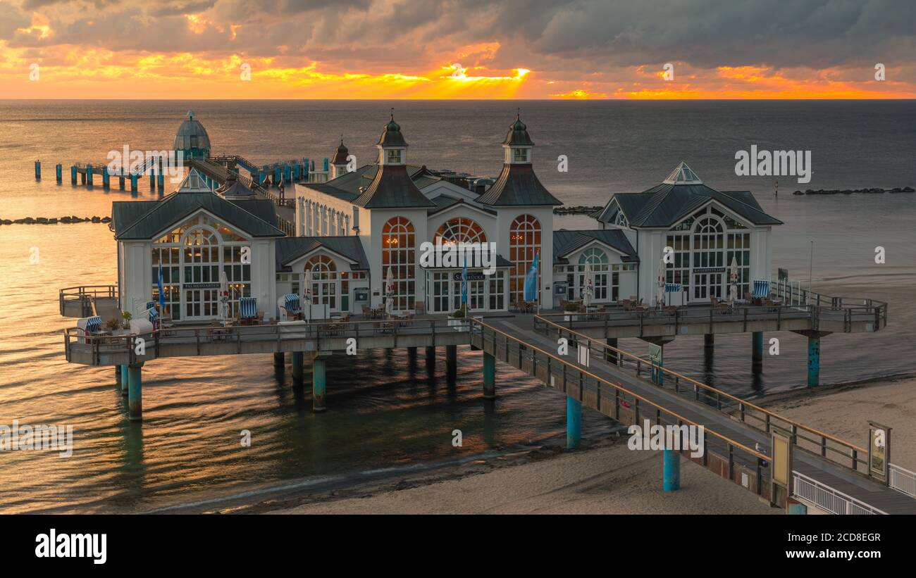 Sellin Pier (deutsch: Seebrücke Sellin) ist eine Seebrücke im Ostseebad Sellin auf der deutschen Insel Rügen. Der Pier hat ein Restaurant in der Nähe Stockfoto