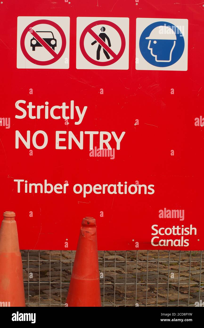 Ein Schild am Hafen von Ardrishaig, Argyll, Schottland von schottischen Kanälen für die breite Öffentlichkeit, um 'draußen zu bleiben' und 'fernzuhalten' Gefahr! Stockfoto