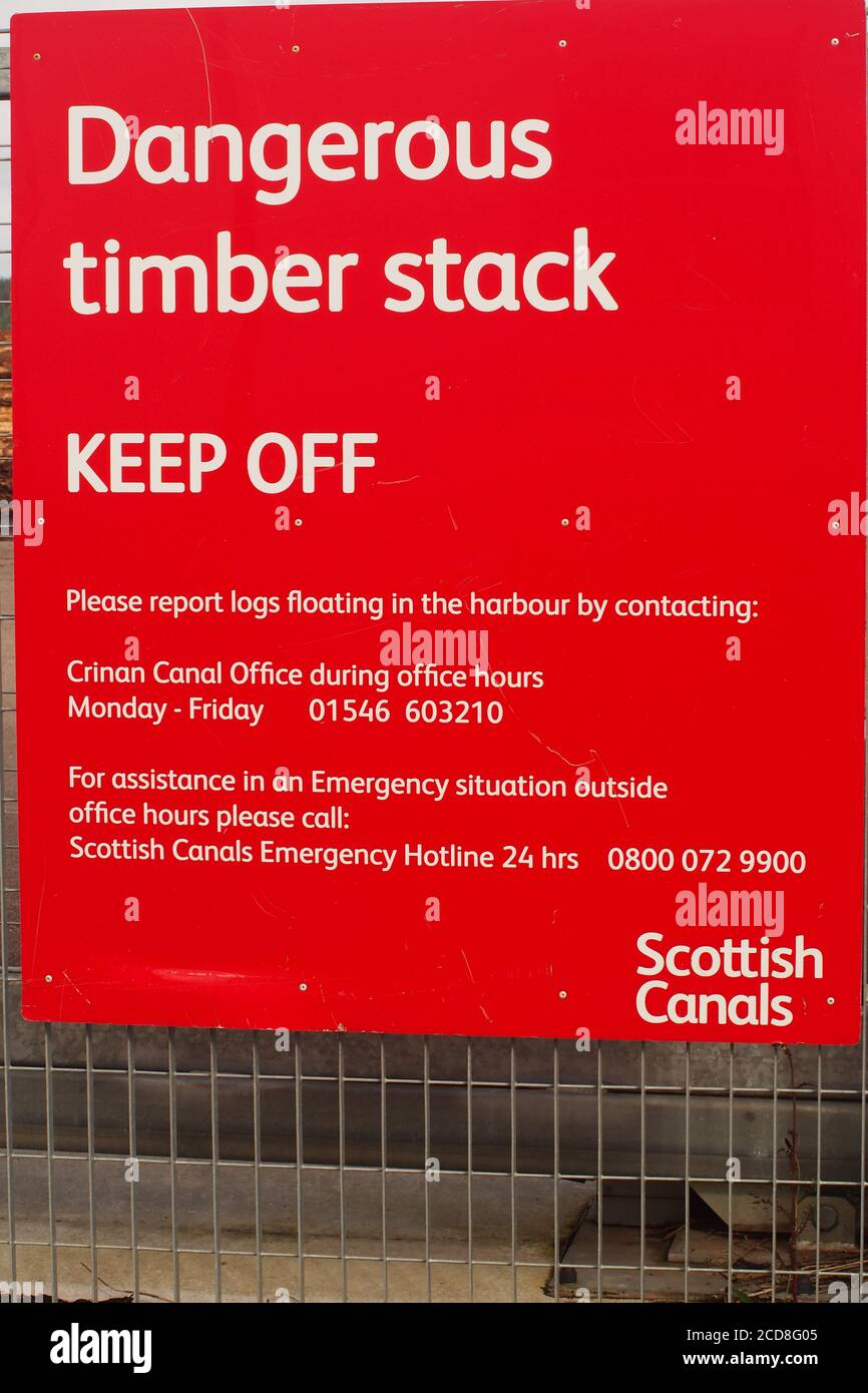 Ein Schild am Hafen von Ardrishaig, Argyll, Schottland von schottischen Kanälen für die breite Öffentlichkeit, um 'draußen zu bleiben' und 'fernzuhalten' Gefahr! Stockfoto