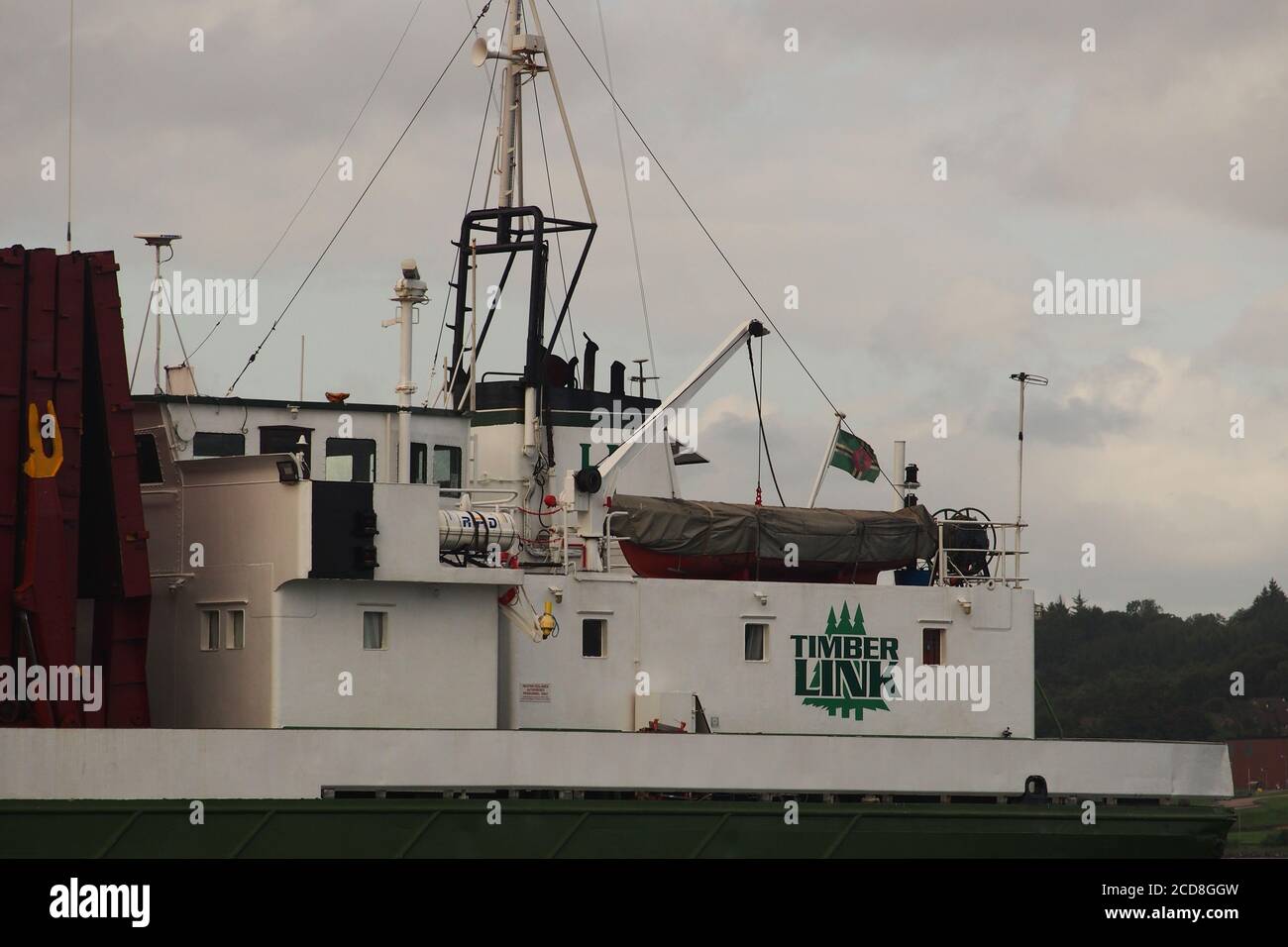 Ein großes Holzverbindungsschiff, MV Ayress, liegt am Ardrishaig Pier und wartet darauf, mit Holzstämmen beladen zu werden Stockfoto