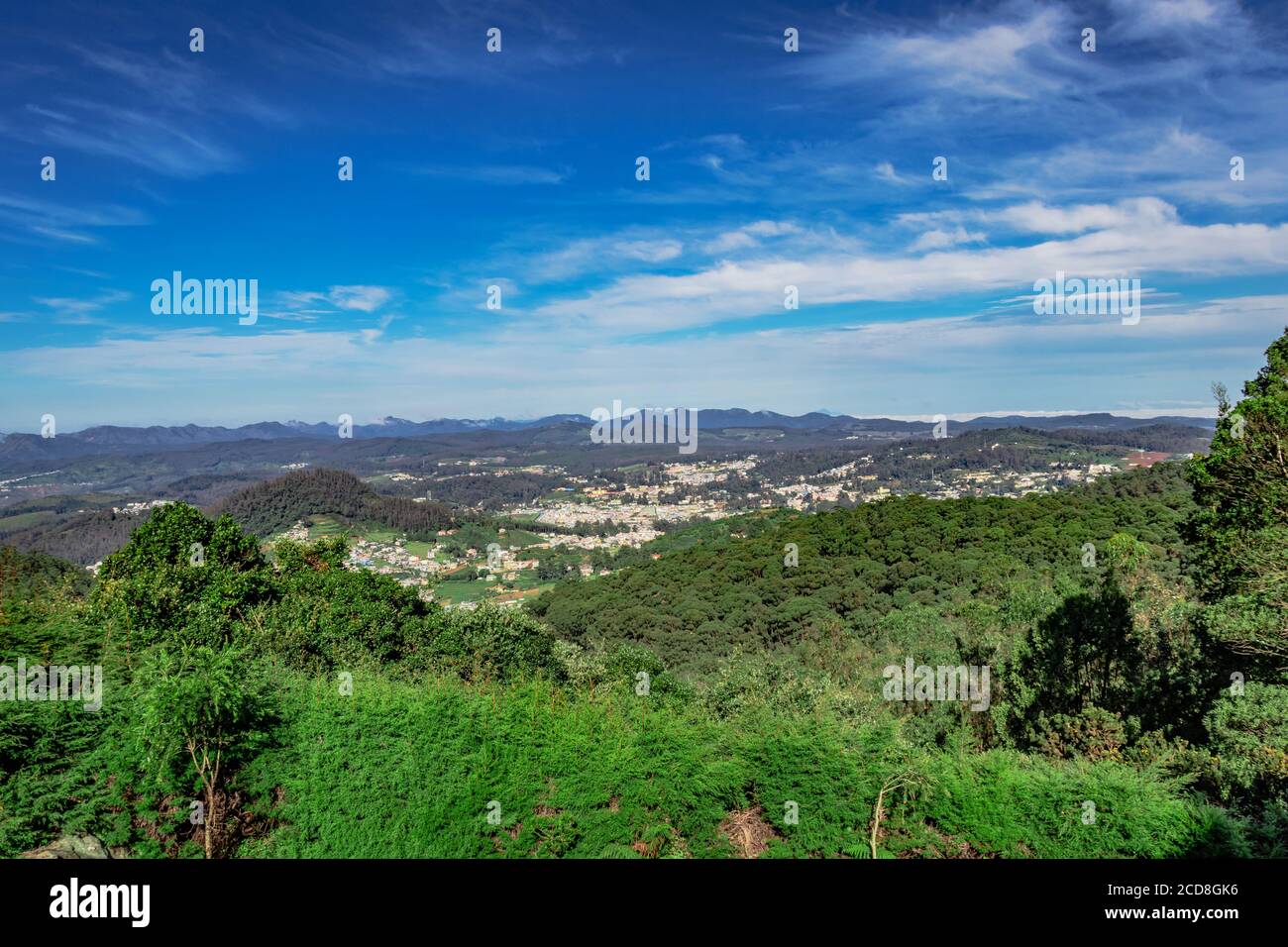 Stadtansicht mit Bergkette und hellblauen Himmel von der Hügelspitze am Tag Bild wird von doddabetta Gipfel ooty indien genommen. Es zeigt die Vogelperspektive Stockfoto