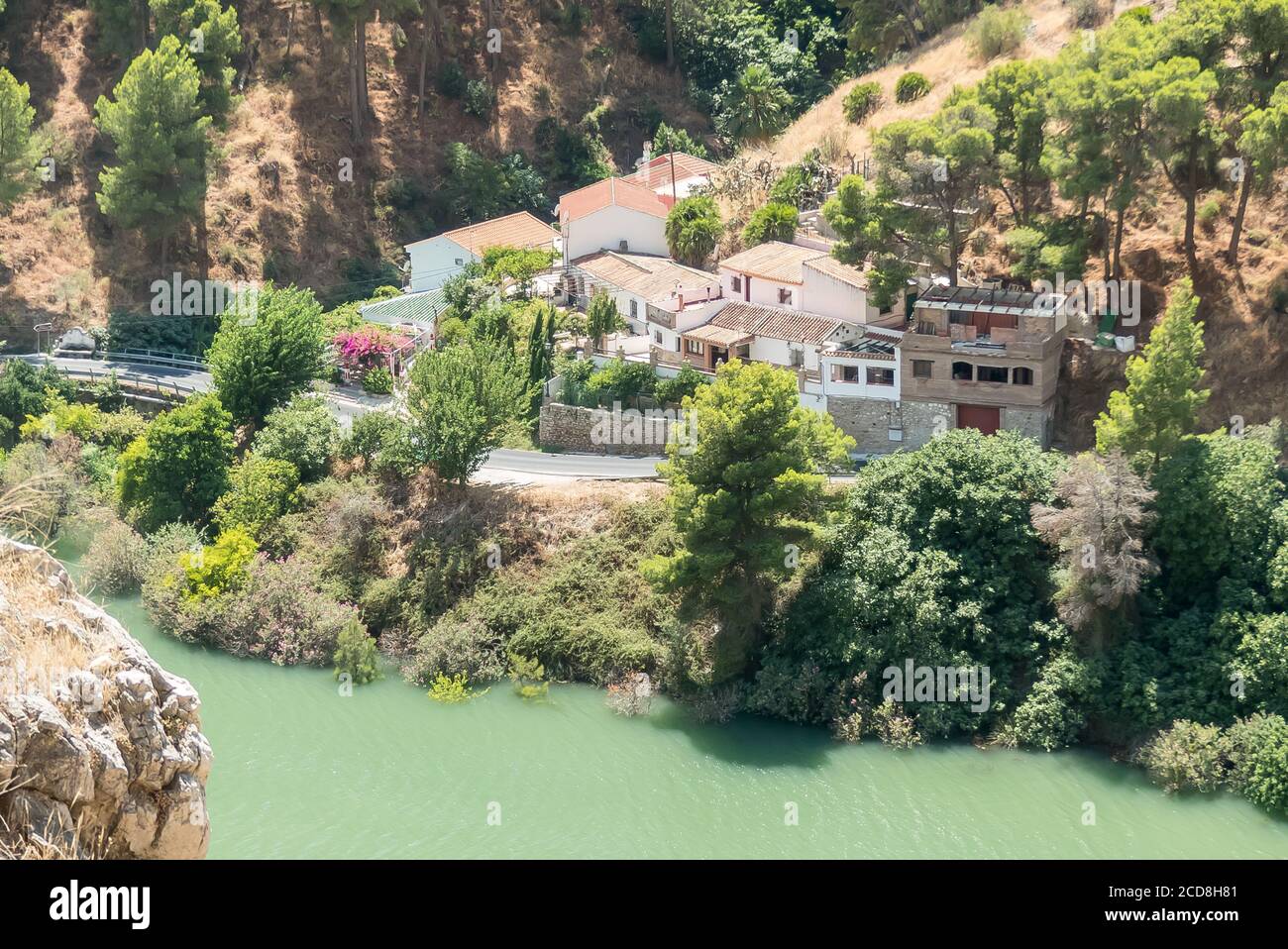 Spanien: Ein Weiler auf der Westseite des Embalse Tajo de la Encantada, in der Nähe des Caminito del Rey Stockfoto