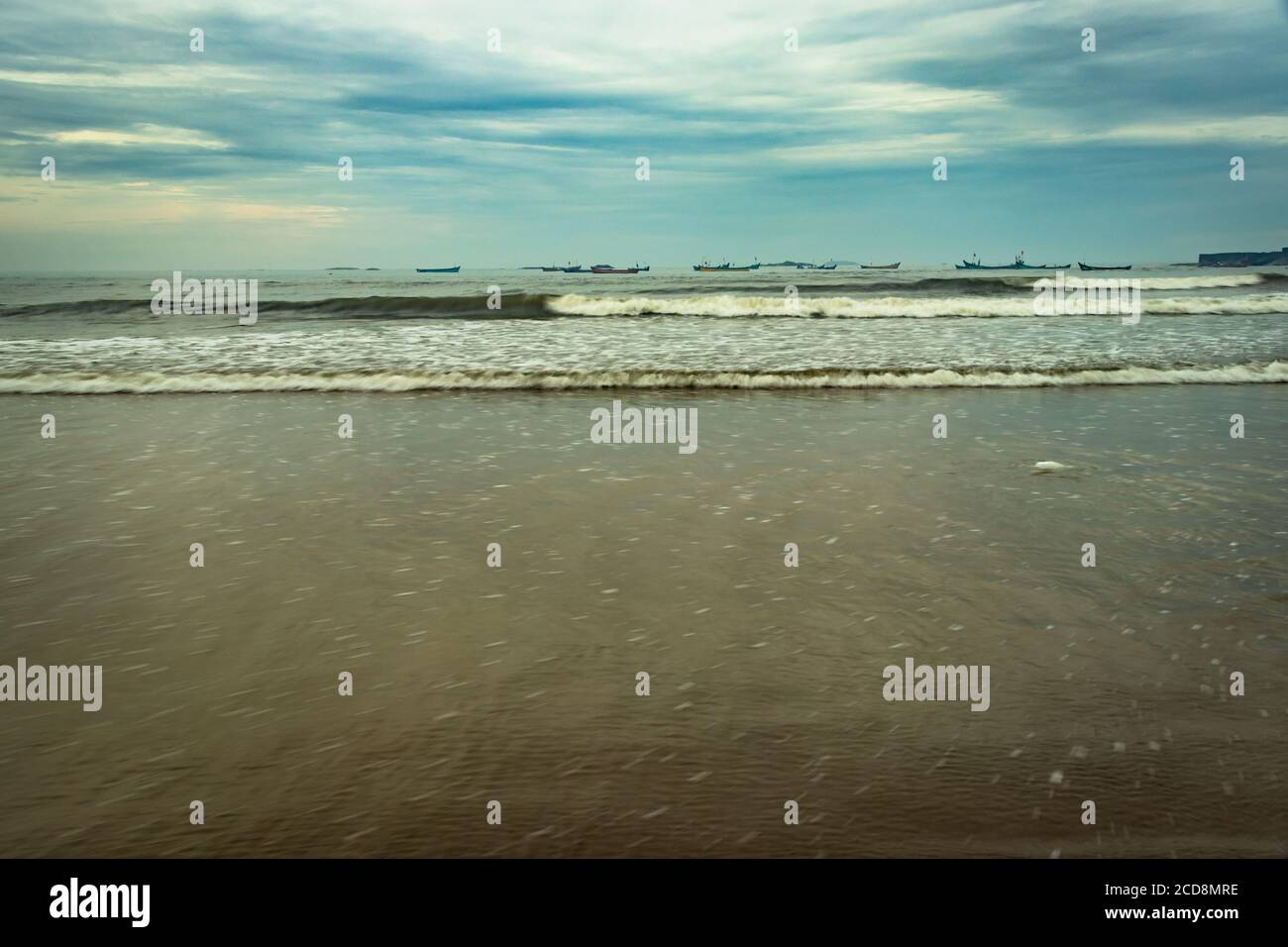 Strandblick mit Meereswellen am frühen Morgen aus niedrigen Winkel Bild ist nehmen an murdeshwar karnataka indien am frühen Morgen. Es ist die sehr heilige wie Stockfoto
