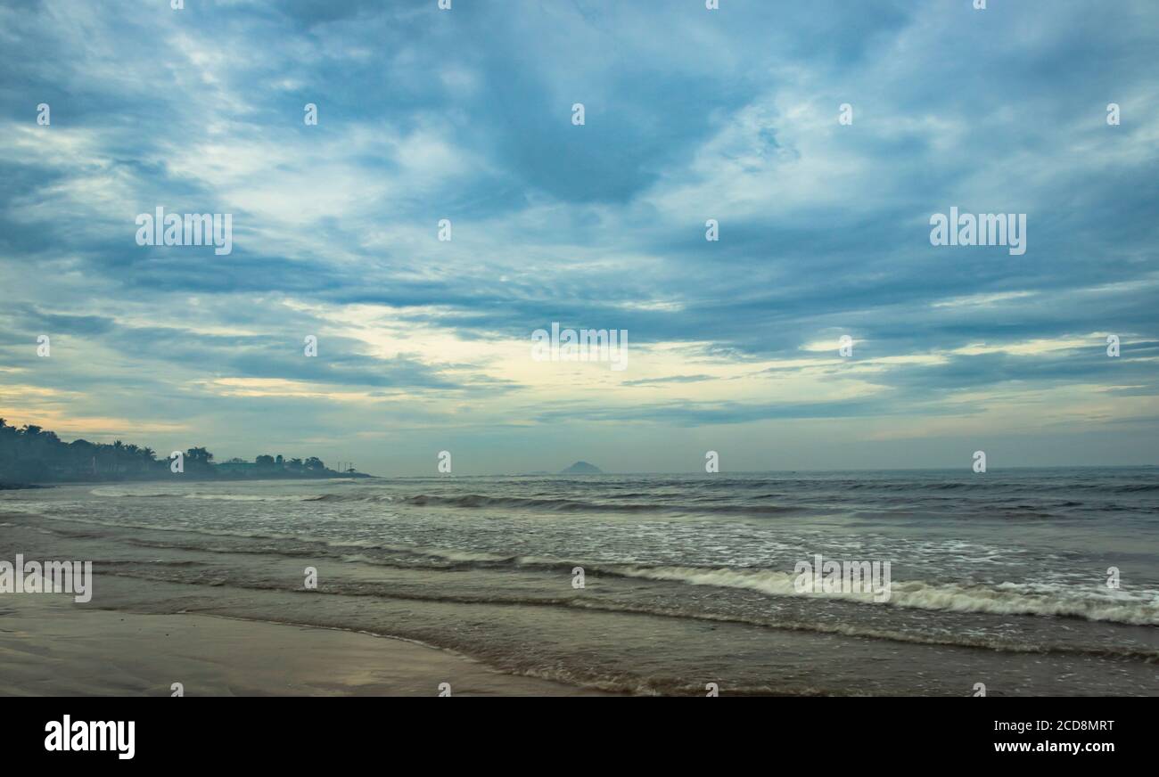 Strand Luftaufnahmen am frühen Morgen mit dramatischen Himmel Bild ist bei murdeshwar karnataka indien am frühen Morgen nehmen. Es ist die sehr heilige sowie tou Stockfoto