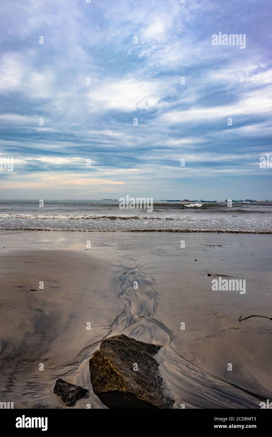 Strandblick mit Meereswellen am frühen Morgen von flachem Winkel Bild ist nehmen an murdeshwar karnataka indien am frühen Morgen. Es ist das sehr heilige wie Stockfoto