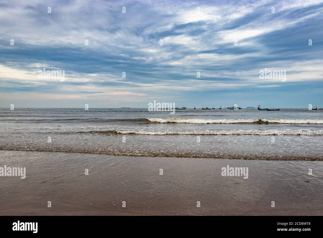 Strandblick mit Meereswellen am frühen Morgen aus niedrigen Winkel Bild ist nehmen an murdeshwar karnataka indien am frühen Morgen. Es ist die sehr heilige wie Stockfoto