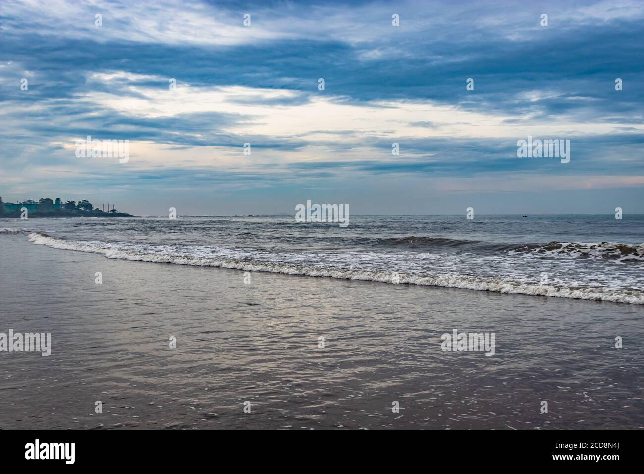 Strandblick mit Meereswellen am frühen Morgen aus niedrigen Winkel Bild ist nehmen an murdeshwar karnataka indien am frühen Morgen. Es ist die sehr heilige wie Stockfoto