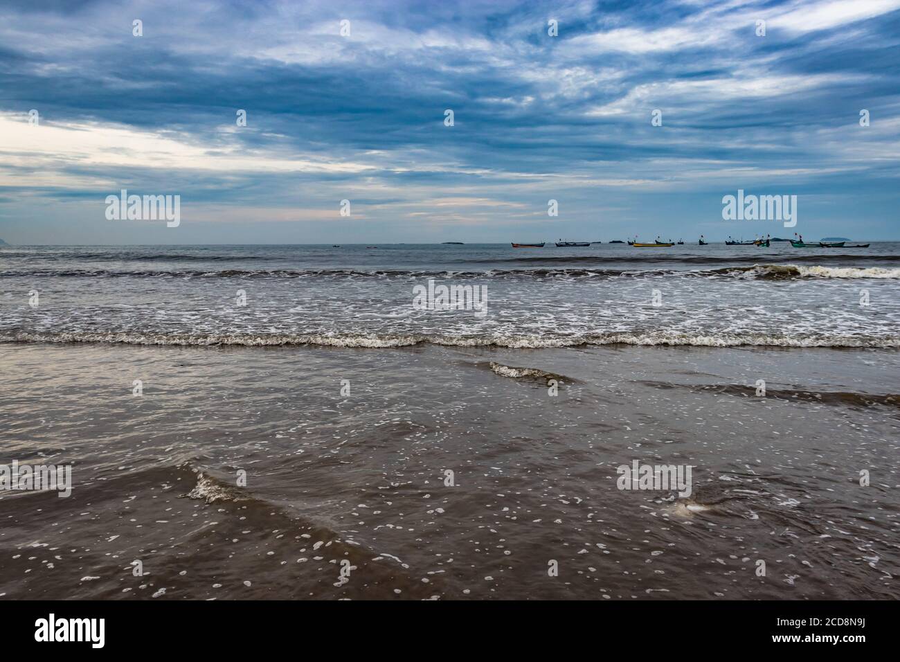 Meereswellen am frühen Morgen aus niedrigen Winkel Bild ist bei murdeshwar karnataka indien am frühen Morgen nehmen. Es ist die sehr heilige sowie touristi Stockfoto