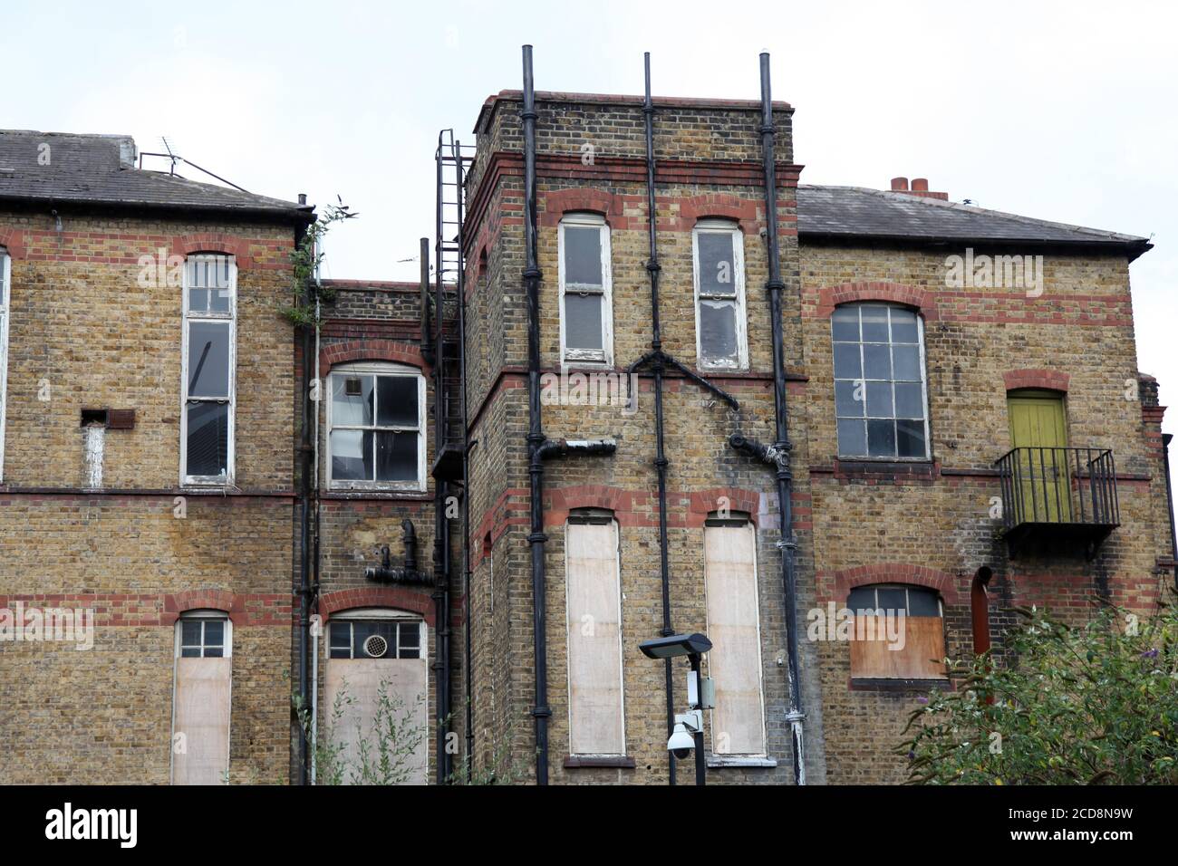 Ein verlassenes Gebäude auf dem Gelände des St. George's Hospital, Tooting, London, Großbritannien, August 2020 Stockfoto