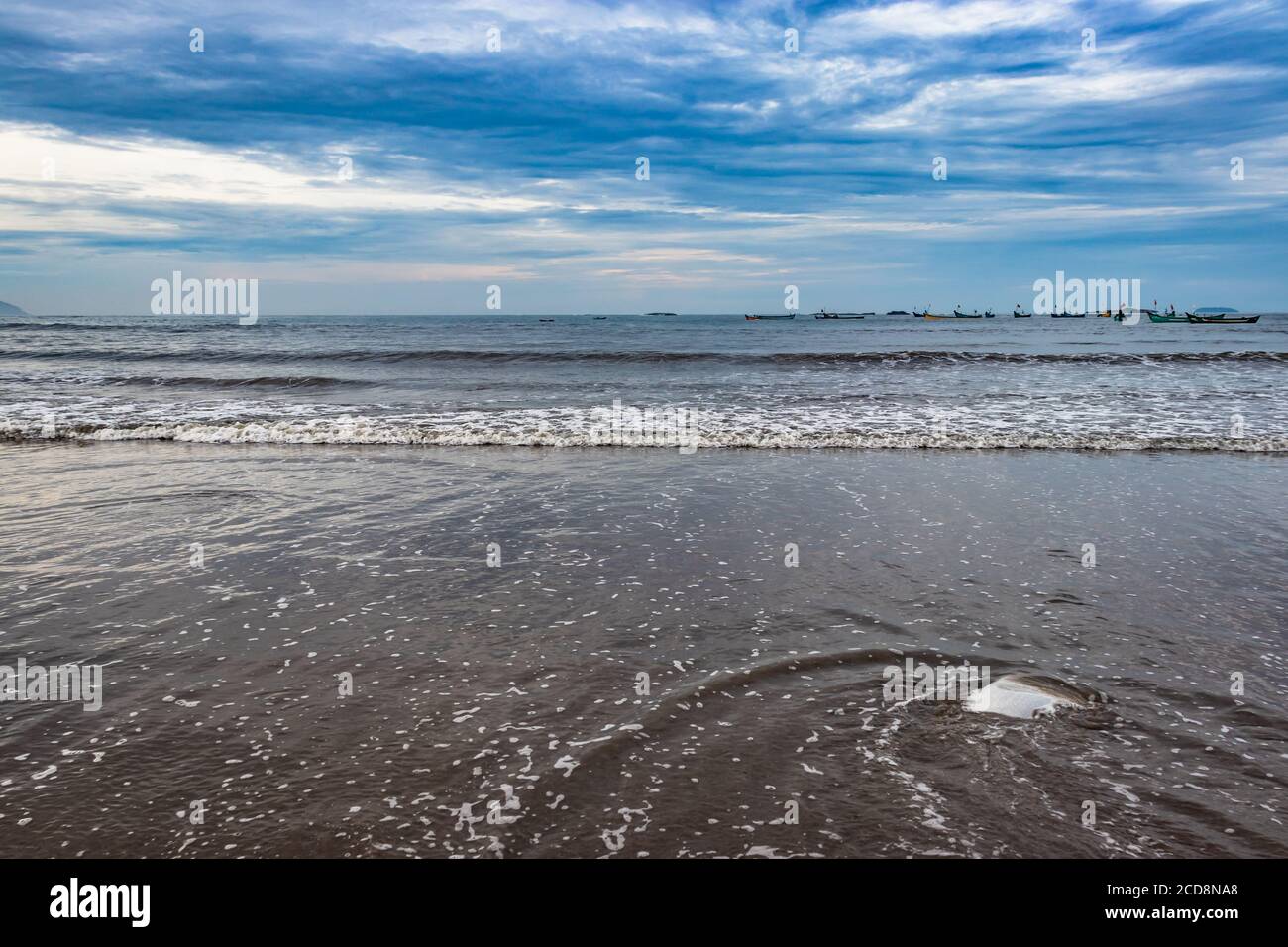 Meereswellen am frühen Morgen aus niedrigen Winkel Bild ist bei murdeshwar karnataka indien am frühen Morgen nehmen. Es ist die sehr heilige sowie touristi Stockfoto