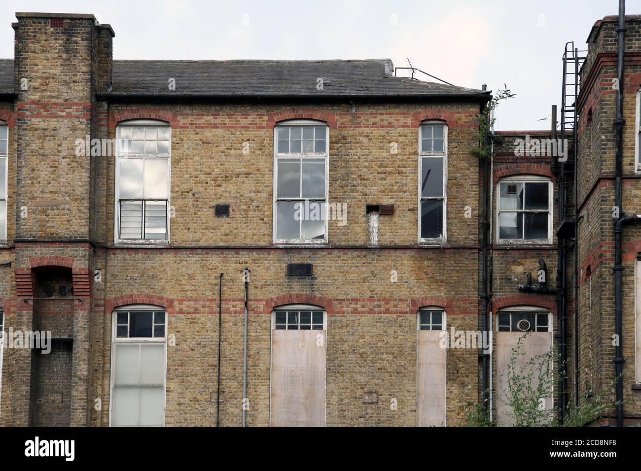 Ein verlassenes Gebäude auf dem Gelände des St. George's Hospital, Tooting, London, Großbritannien, August 2020 Stockfoto
